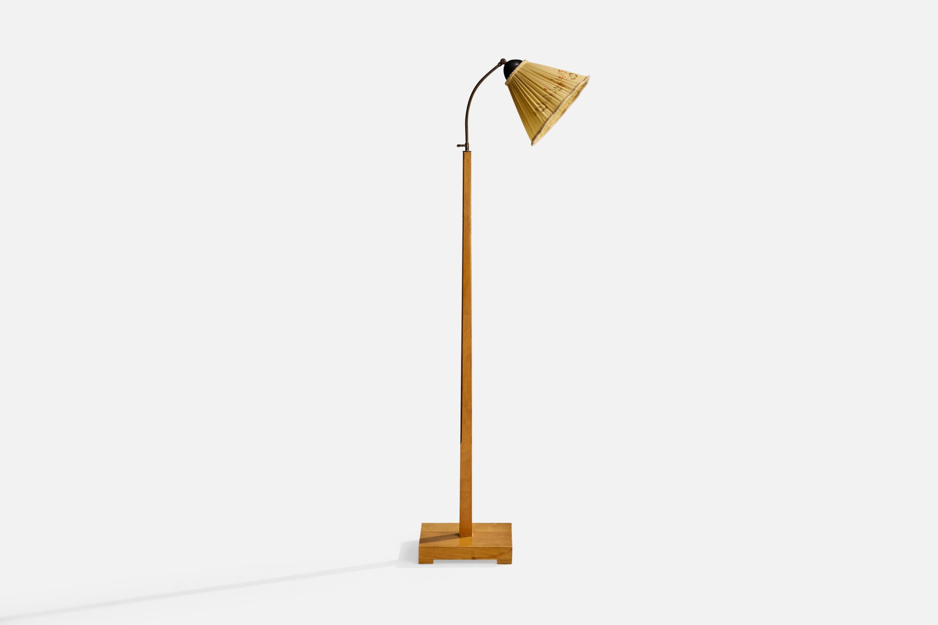 Lampadaire réglable en bois, laiton et tissu jaune imprimé de fleurs, conçu et produit en Suède, vers les années 1930.

Usure du bois conforme à l'âge et à l'utilisation

Présence d'oxydation sur le laiton

Usure correspondant à l'âge et à