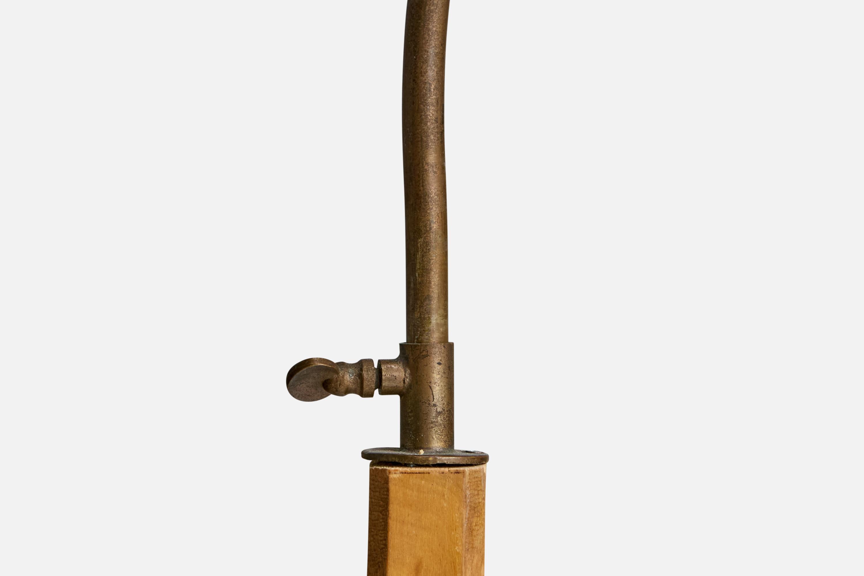 Milieu du XXe siècle Designer suédois, lampadaire, bois, laiton, tissu, Suède, années 1930 en vente