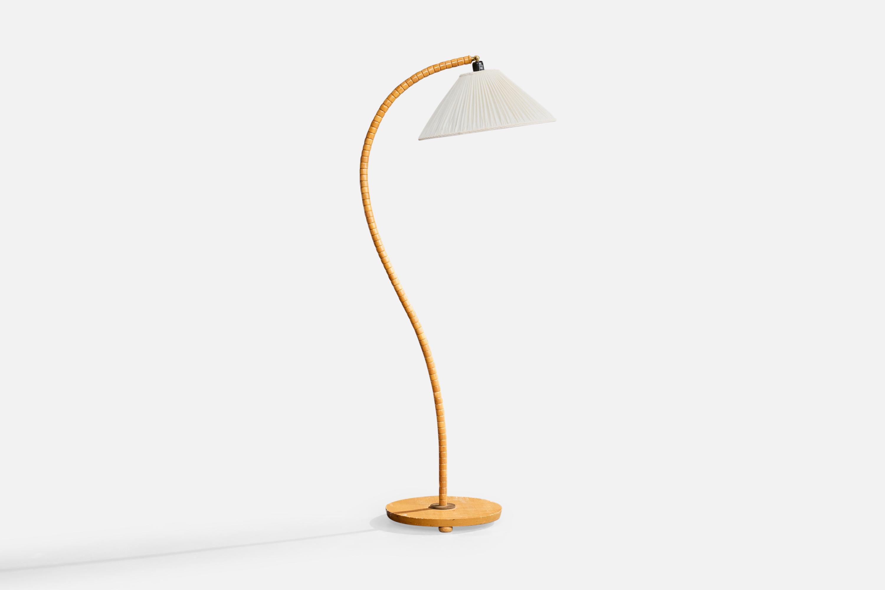 Verstellbare Stehlampe aus Holz, Messing und weißem Stoff, entworfen und hergestellt in Schweden, ca. 1940er Jahre.

Ersetzte einen brandneuen Lampenschirm. 

Verlust des Furniers entlang der Kante des Fußes, wie abgebildet.

Abmessungen der Lampe