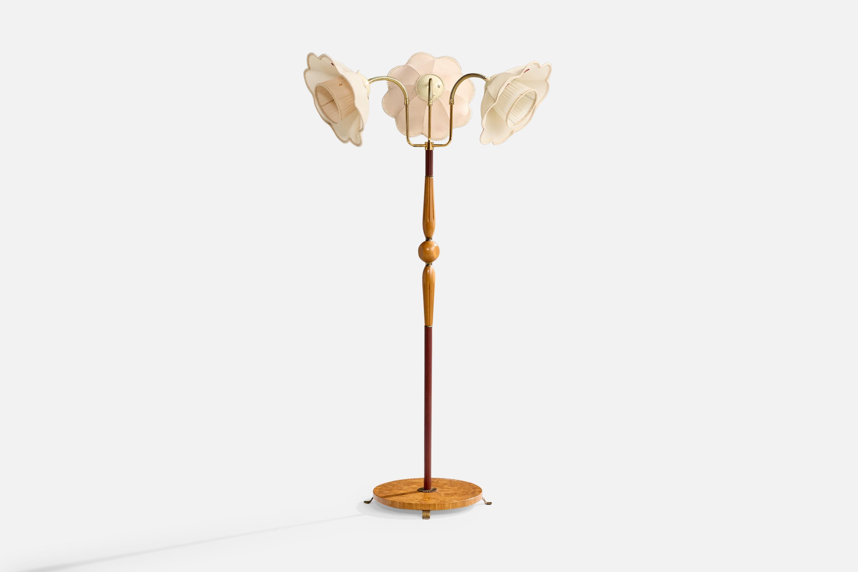 Lampadaire réglable en laiton, bois et tissu imprimé de fleurs, conçu et produit en Suède, vers les années 1950.

Dimensions de la lampe avec abat-jour (pouces) : 62.0 