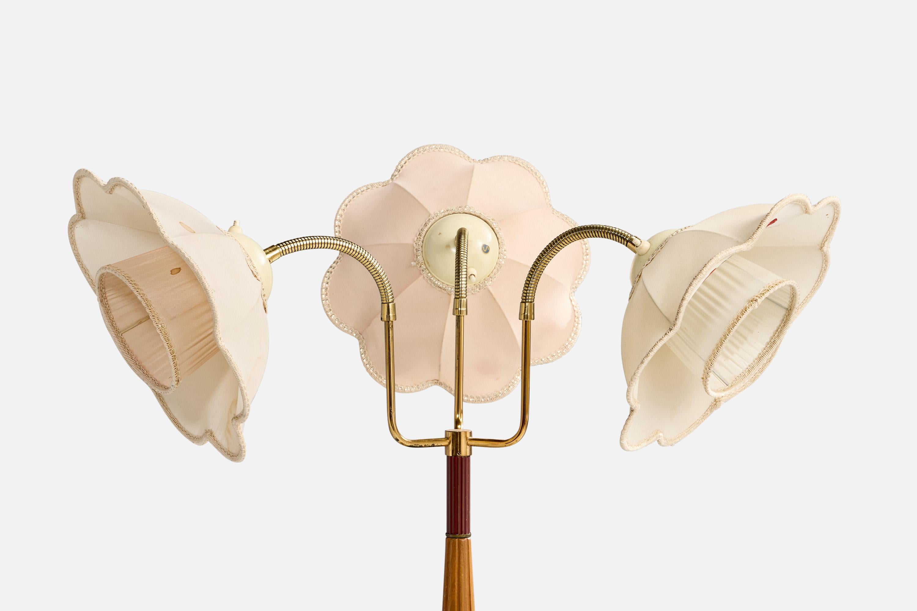Mid-Century Modern Designer suédois, lampadaire, bois, laiton, tissu, Suède, années 1950 en vente