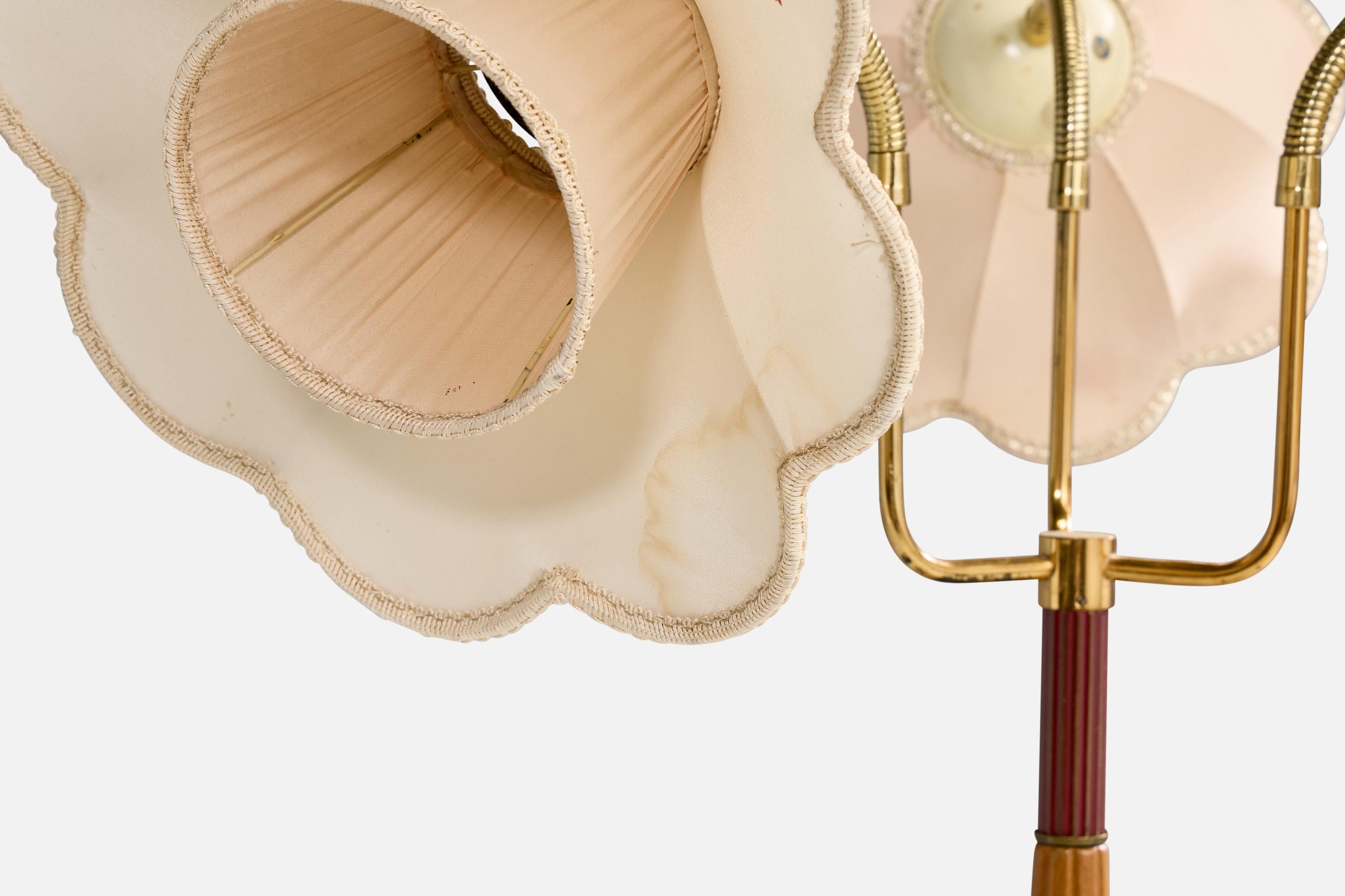 Designer suédois, lampadaire, bois, laiton, tissu, Suède, années 1950 en vente 1