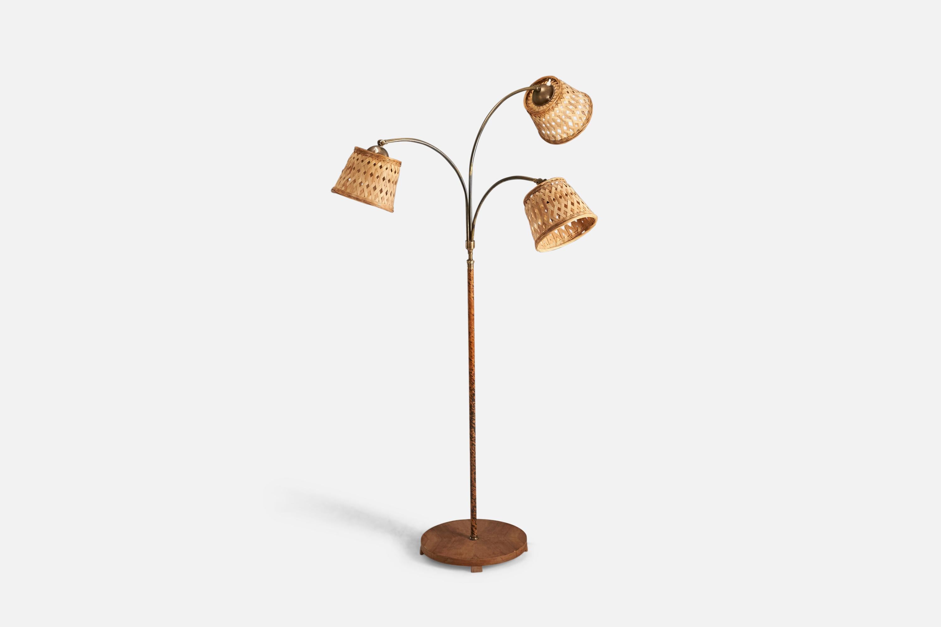 Lampadaire en bois, laiton, placage de bois et rotin conçu et produit par un designer suédois, Suède, années 1930.

Les douilles acceptent les ampoules standard E-26 à culot moyen.

Il n'y a pas de puissance maximale indiquée sur le luminaire.
