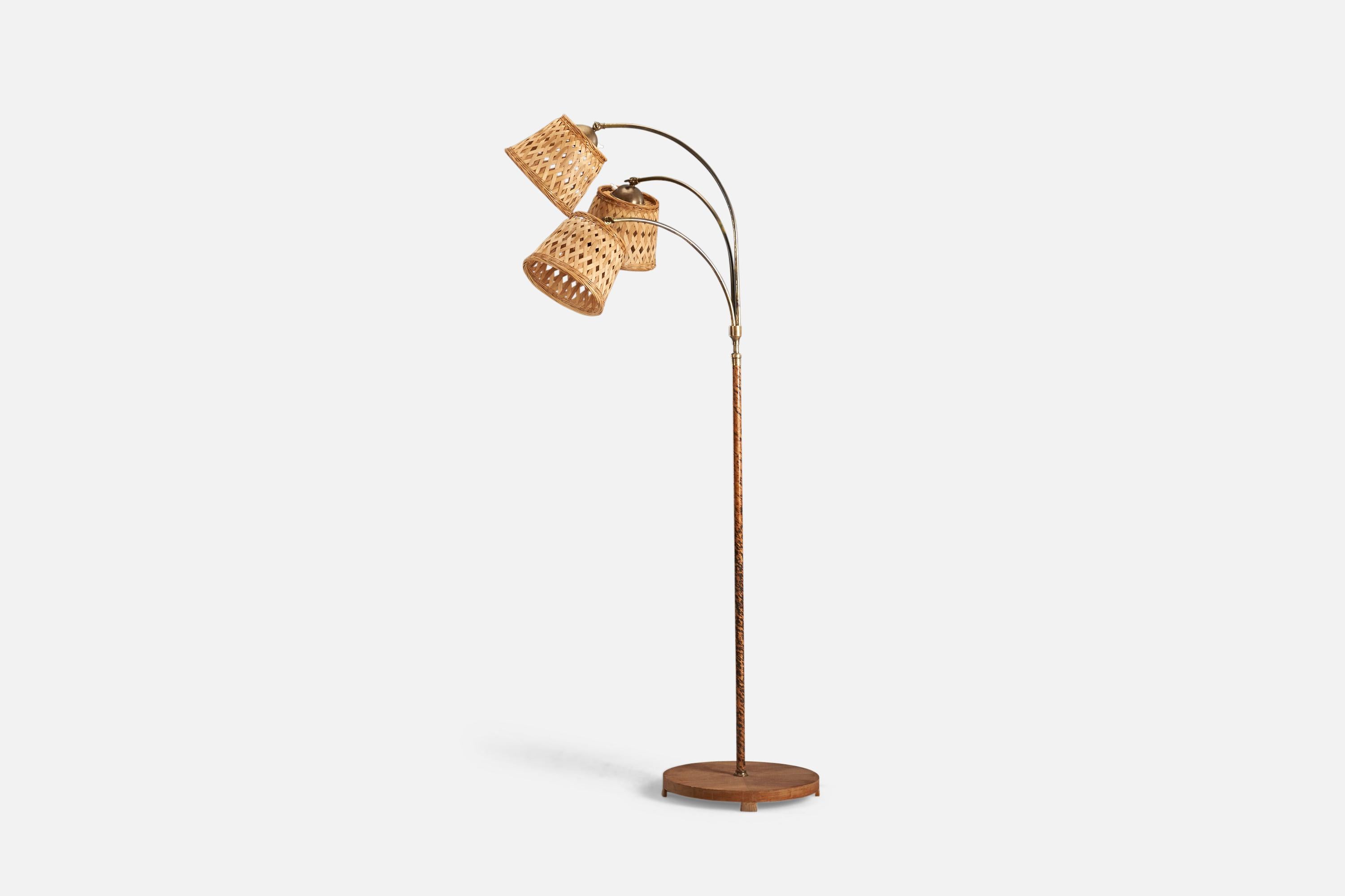 Mid-Century Modern Designer suédois, lampadaire, bois, laiton, placage de bois, rotin, Suède, années 1930 en vente