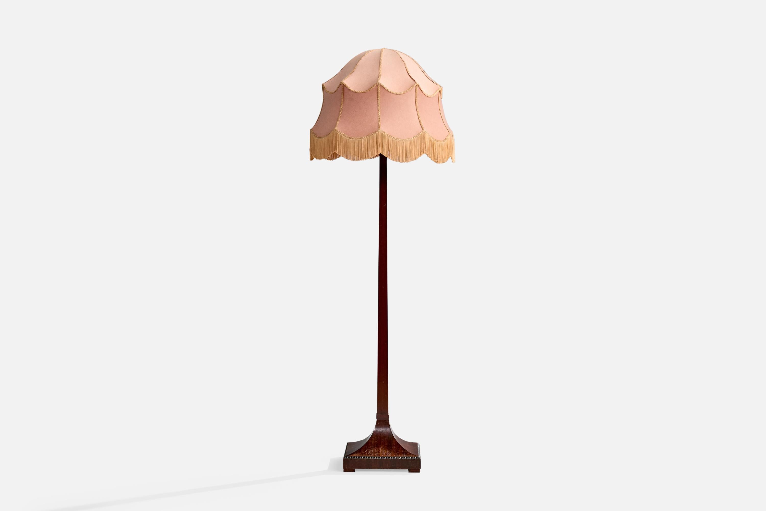 Lampadaire en bois teinté foncé et en tissu rose, conçu et produit en Suède, vers 1910.

Dimensions de la lampe avec abat-jour (pouces) : 70.0 