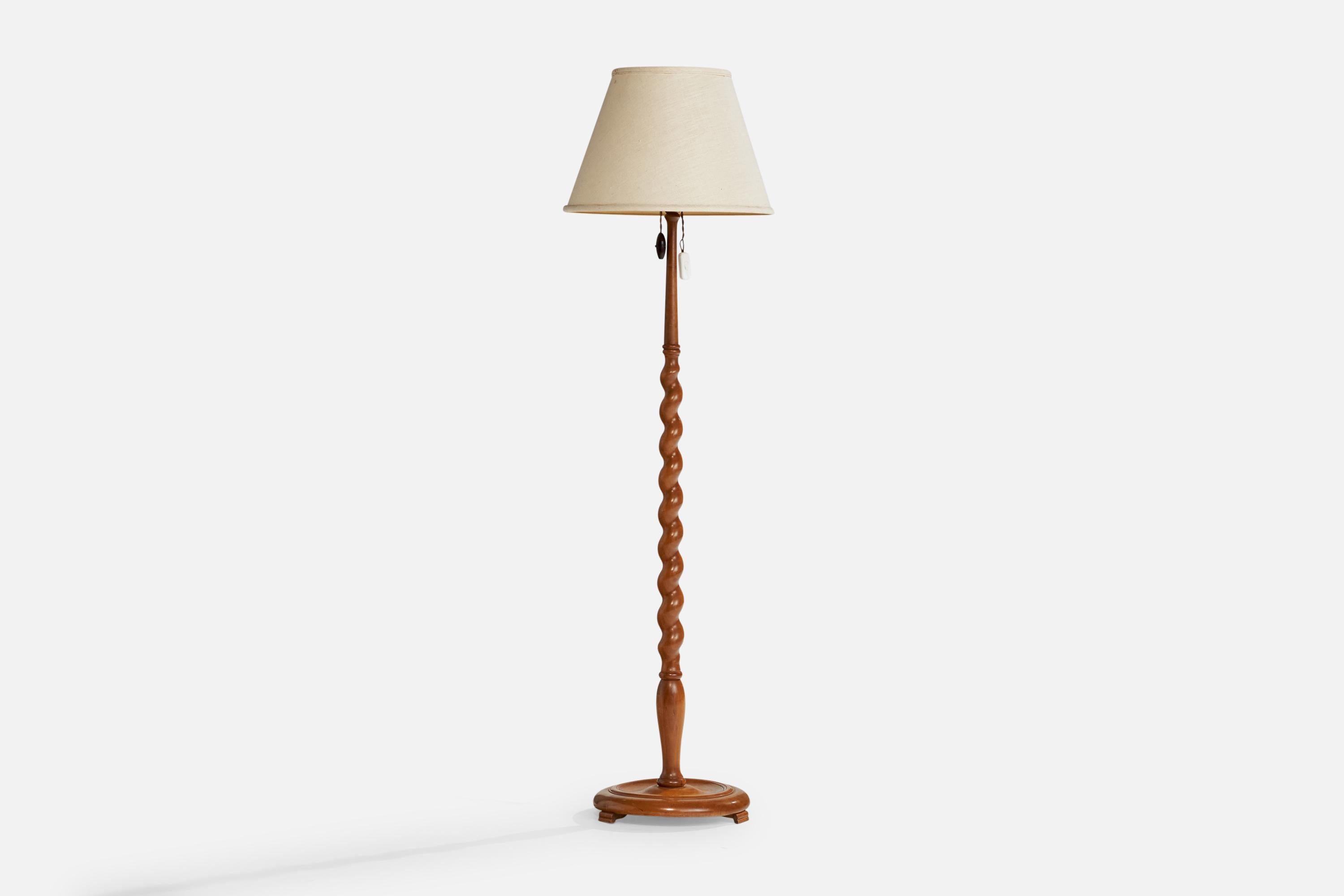Lampadaire en bois et tissu blanc cassé conçu et produit en Suède, c.C. 1930.

Dimensions de la lampe avec abat-jour (pouces) : 64.9