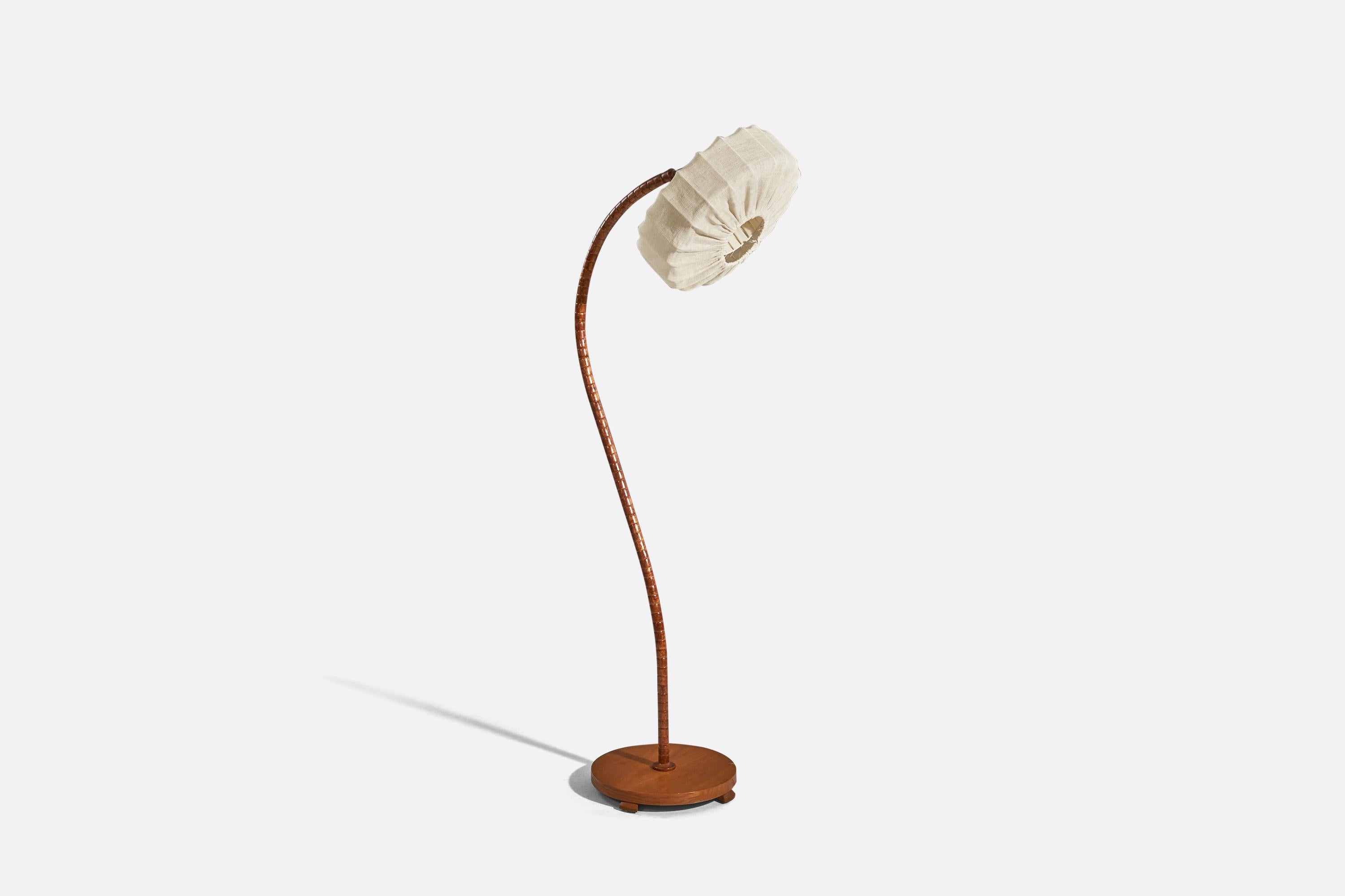 Lámpara de pie de madera y tela diseñada y fabricada por un diseñador sueco, Suecia, década de 1940. 

Se vende con pantalla. 
Las dimensiones indicadas se refieren a la lámpara de pie con la pantalla.
 