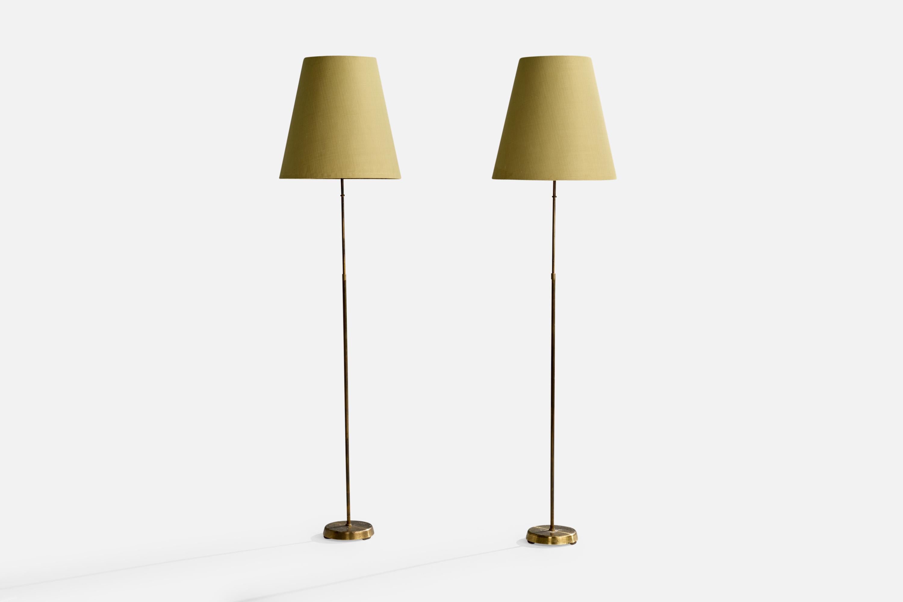 Pareja de lámparas de pie de latón y tela amarilla, diseñadas y fabricadas en Suecia, c. 1950.

Dimensiones de la lámpara con pantalla (pulgadas): 60,0 