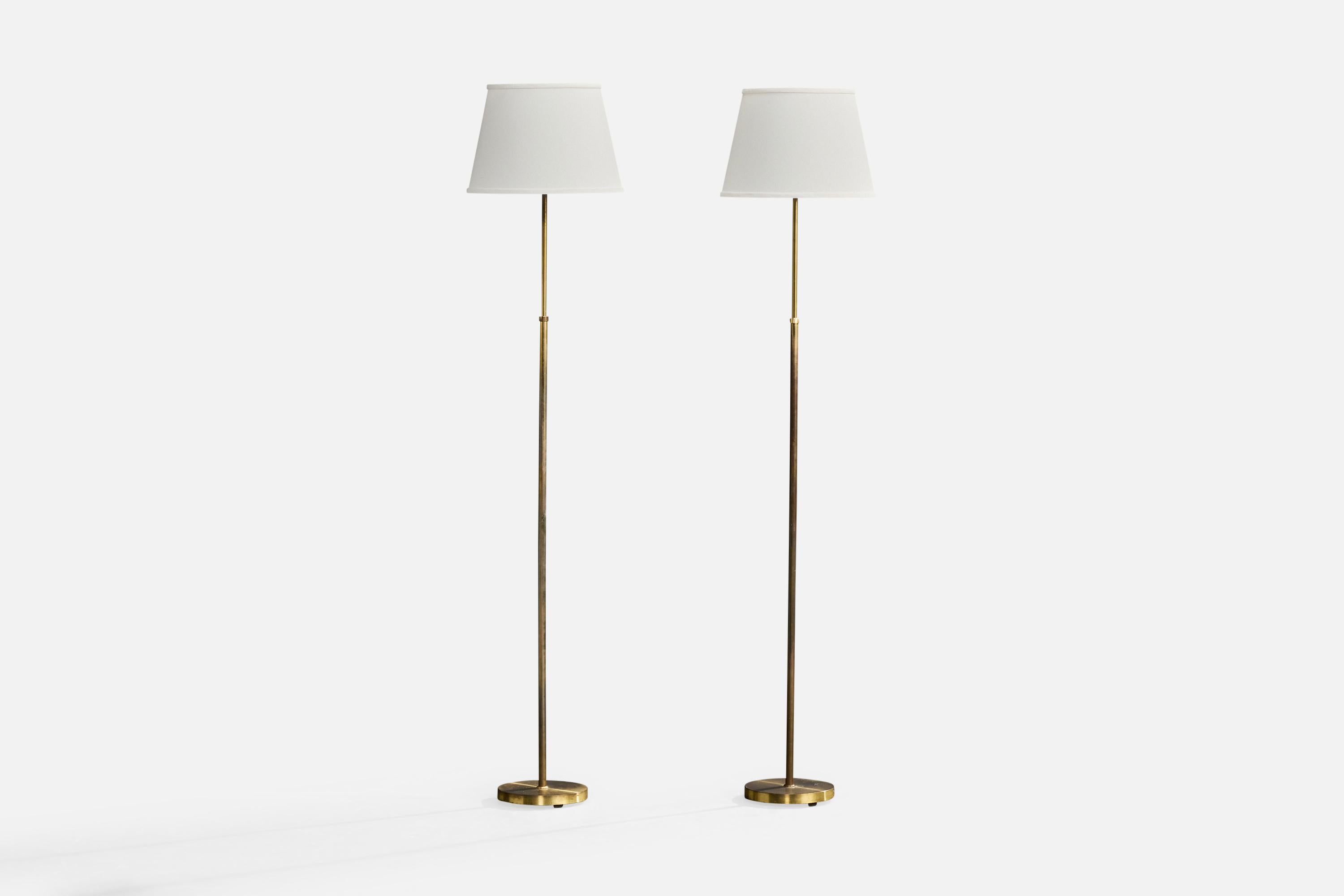 Paire de lampadaires en laiton et tissu blanc conçus et produits en Suède, C.C. 1950.

Légère oxydation sur le col et la base en laiton. Abats-jour neufs.

Dimensions de la lampe avec abat-jour (pouces) : 65.0 