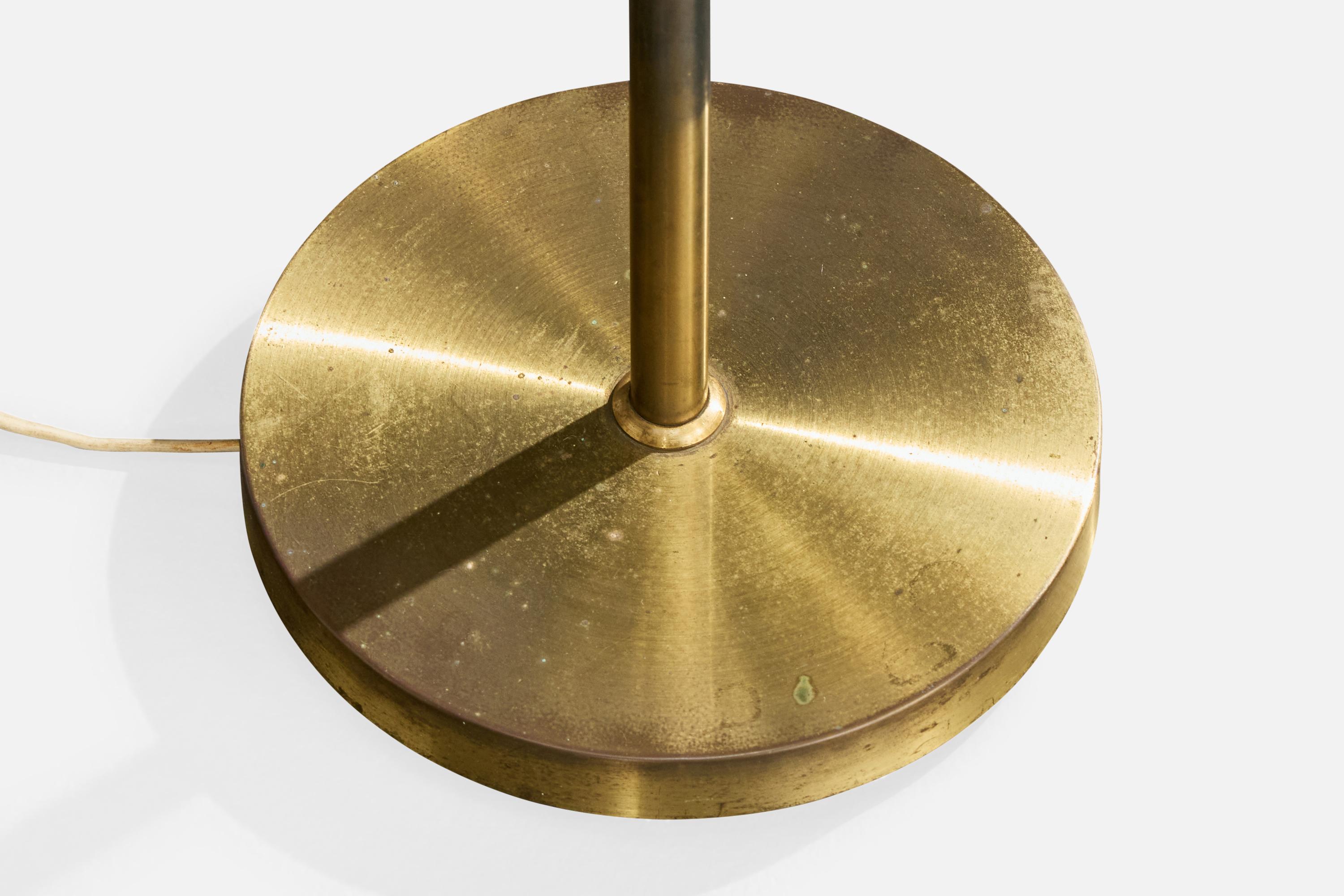 Milieu du XXe siècle Designer suédois, lampadaires, laiton, tissu, Suède, années 1950 en vente