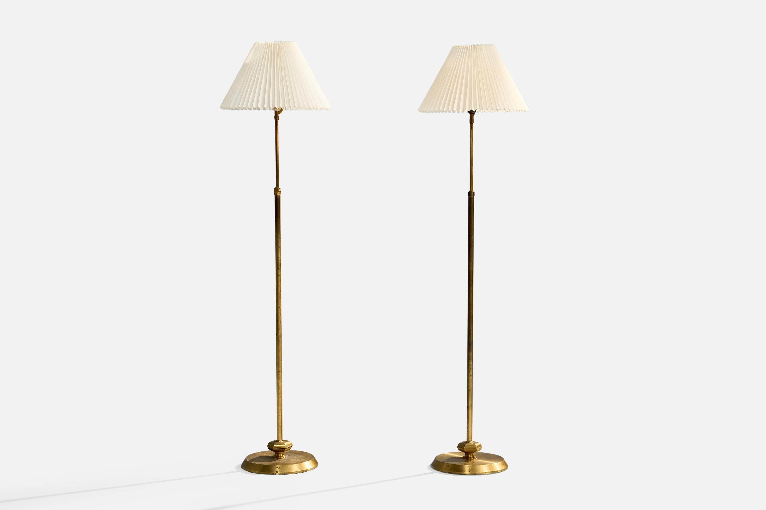 Paire de lampadaires en laiton et papier blanc cassé, conçus et produits en Suède, C.C. 1940.

Dimensions de la lampe avec abat-jour (pouces) : 61.5