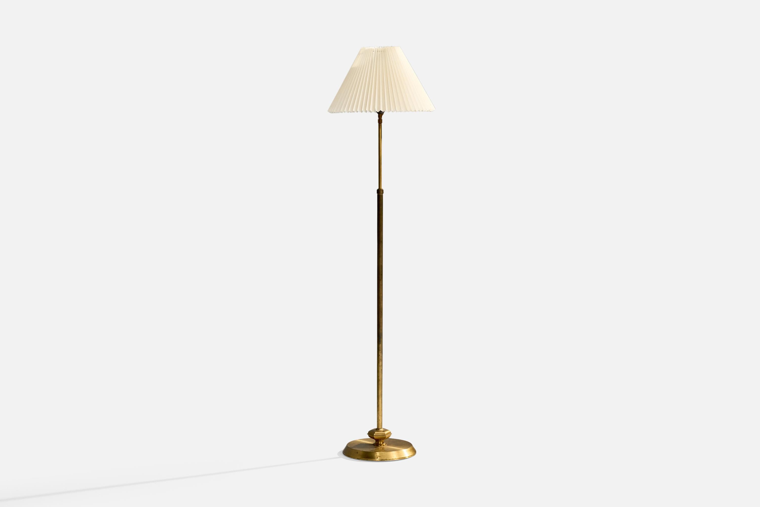 Suédois Designer suédois, lampadaires, laiton, papier, Suède, années 1940 en vente