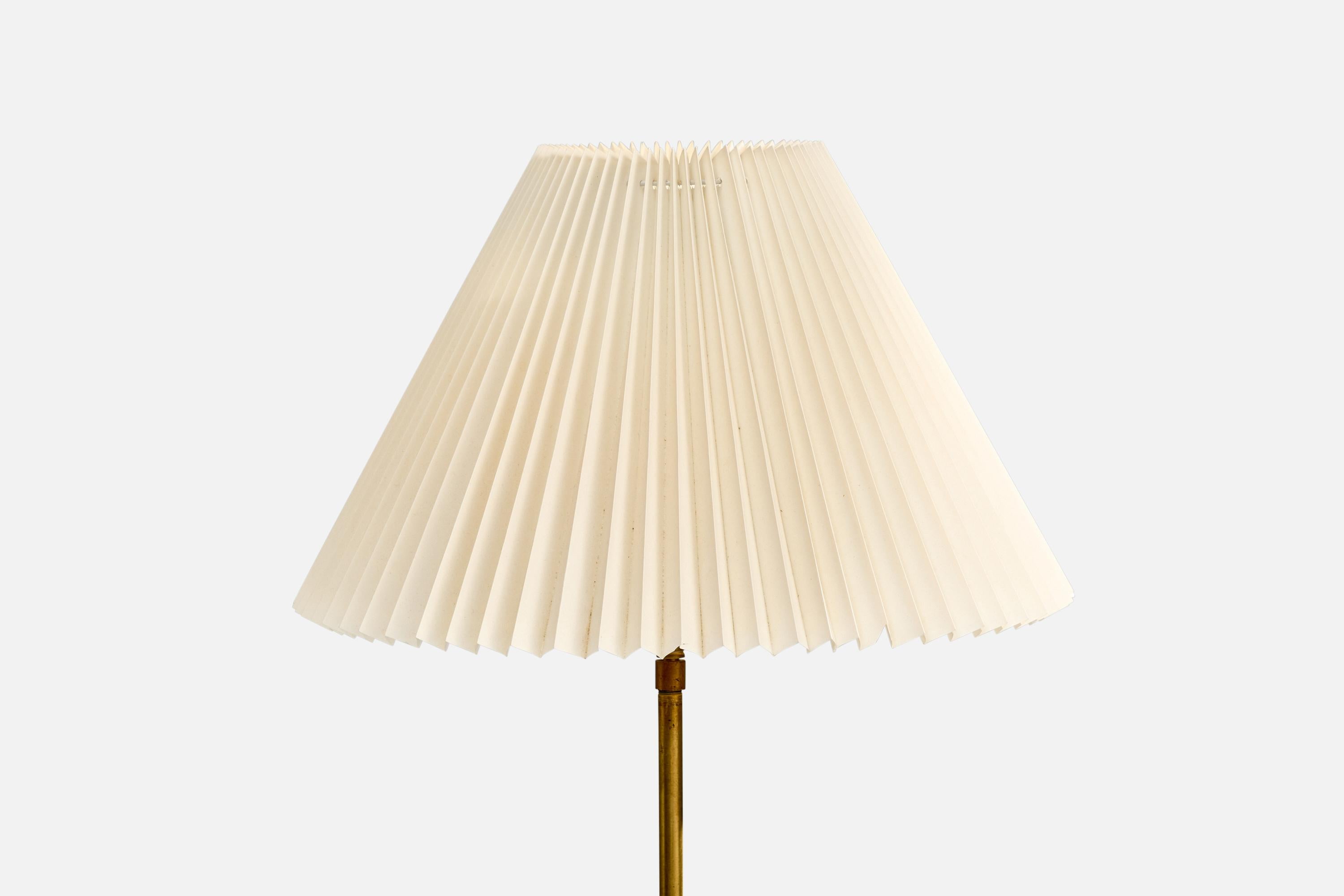 Designer suédois, lampadaires, laiton, papier, Suède, années 1940 Bon état - En vente à High Point, NC