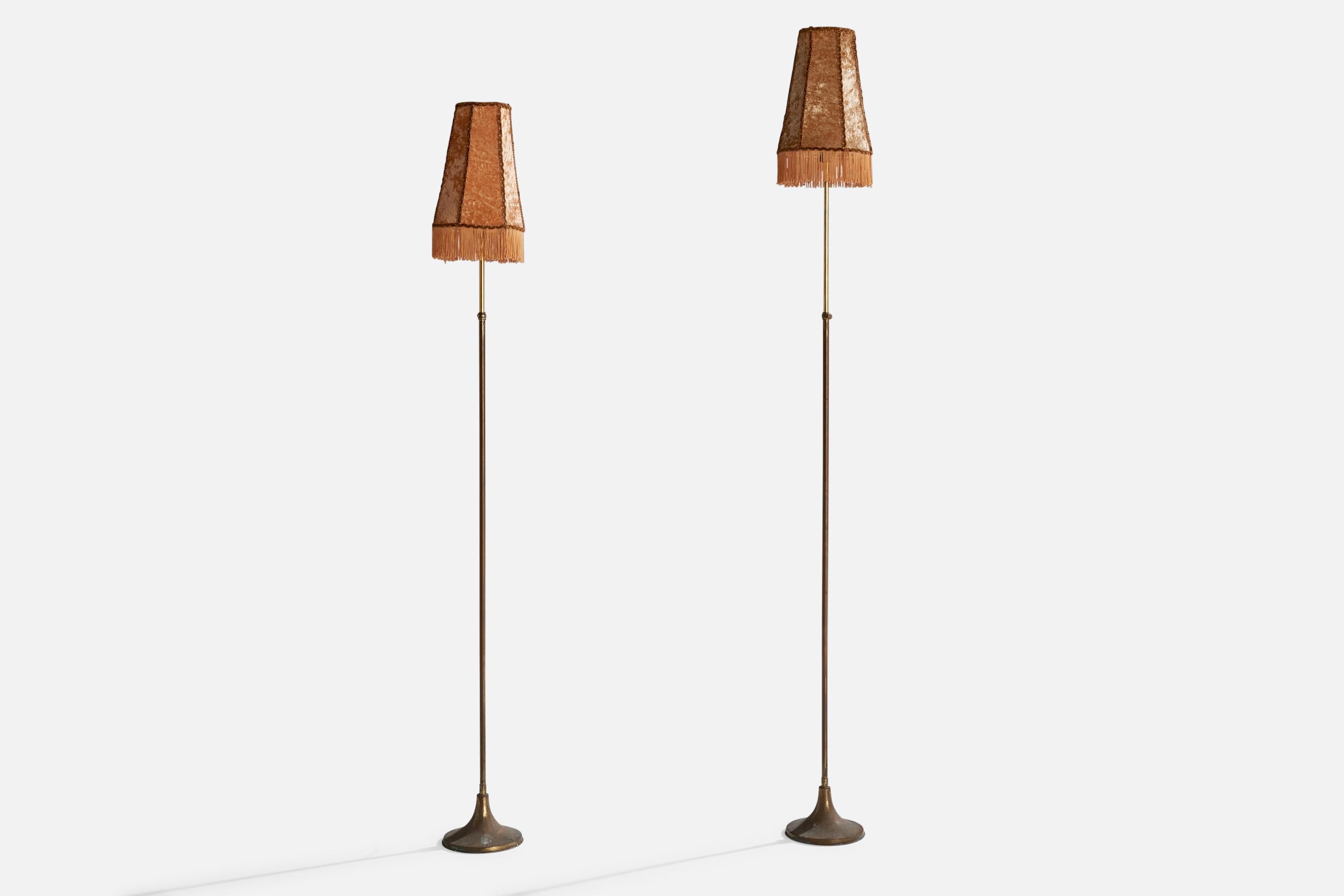 Pareja de lámparas de pie regulables de latón y terciopelo naranja, diseñadas y fabricadas en Suecia, c. década de 1940.

Dimensiones de la lámpara con pantalla (pulgadas): 66,625