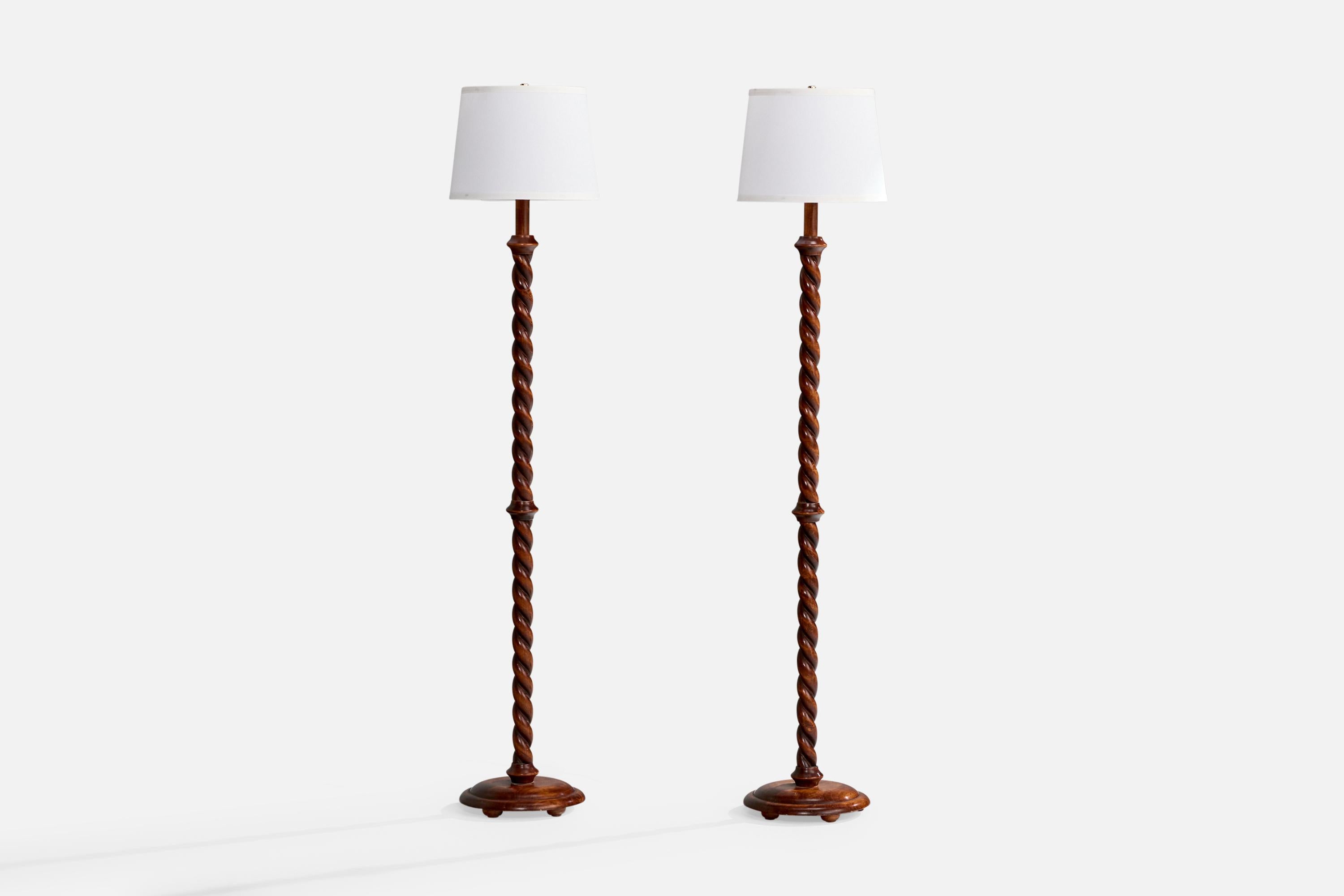 Paire de lampadaires en chêne teinté et tissu blanc, conçus et fabriqués en Suède, C.C..

Dimensions de la lampe avec abat-jour (pouces) : 59.0 