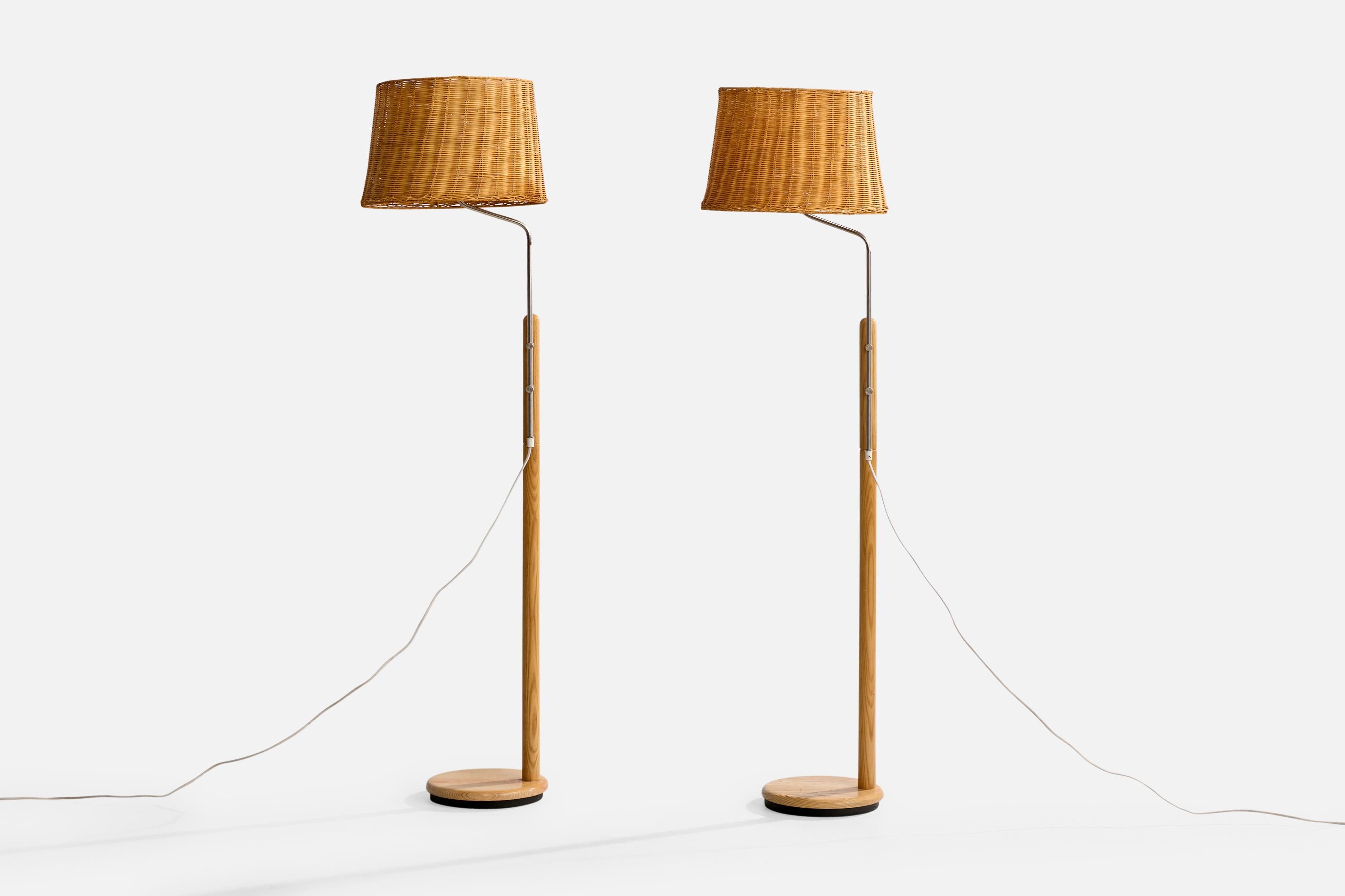 Coppia di lampade da terra regolabili in Oak, acciaio e rattan progettate e prodotte in Svezia, anni '70 circa.

Dimensioni della lampada con paralume (in pollici): 55,5 