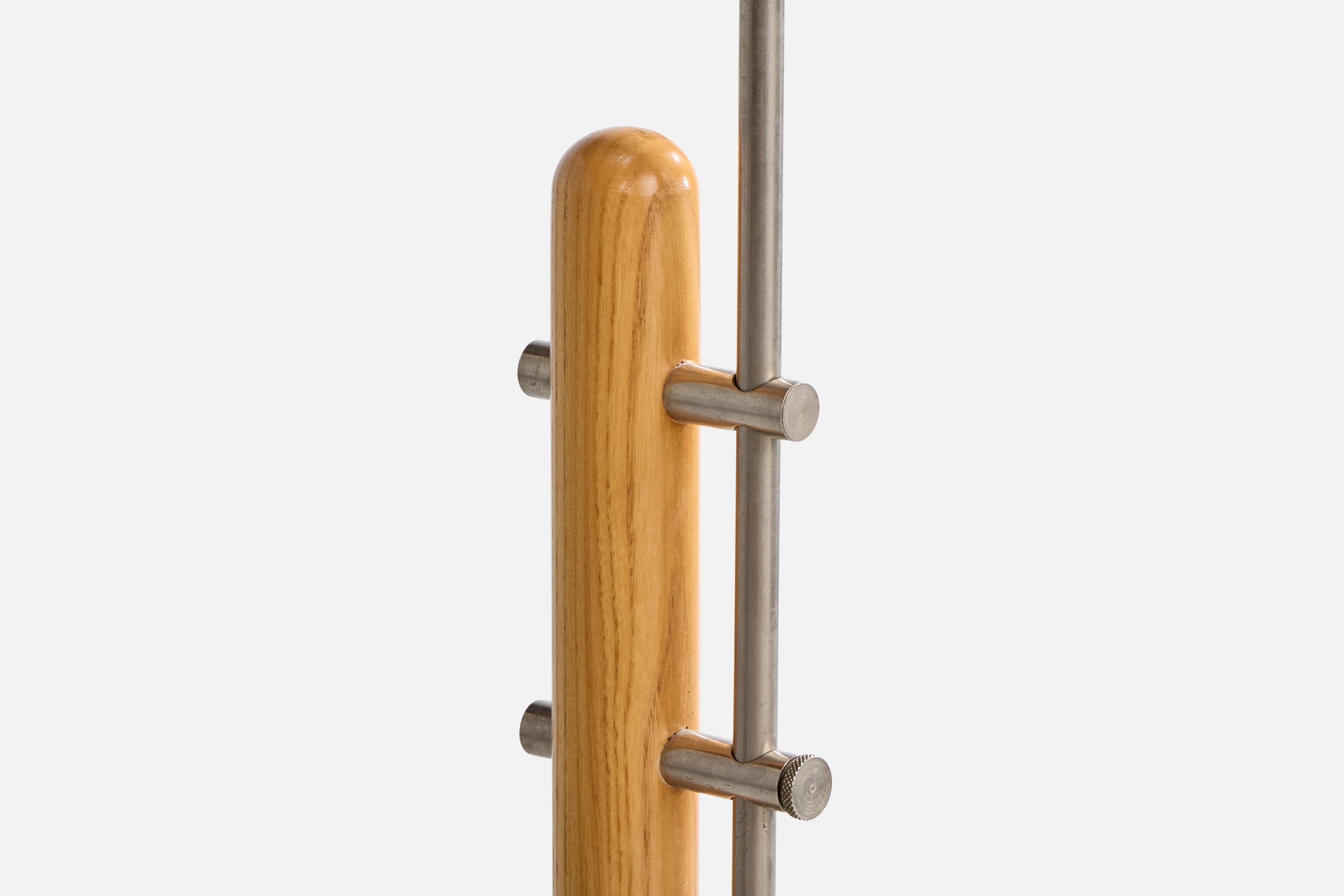 Fine XX secolo Designer svedese, lampade da terra, Oak, acciaio, rattan, Svezia, anni '70 in vendita