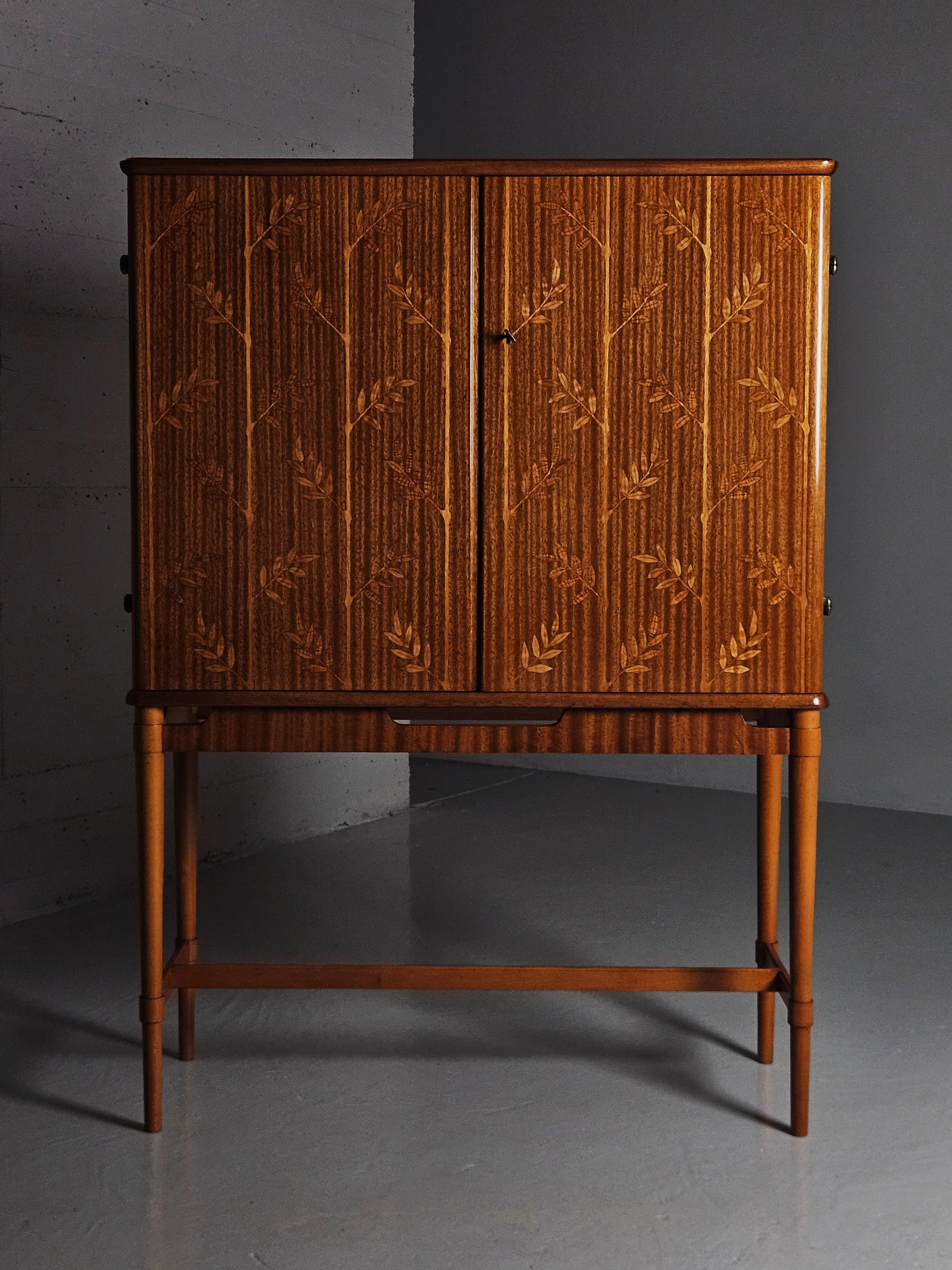 Swedish designer floral bar cabinet by Möbelbolaget Tranås, 1940s In Good Condition In Eskilstuna, SE