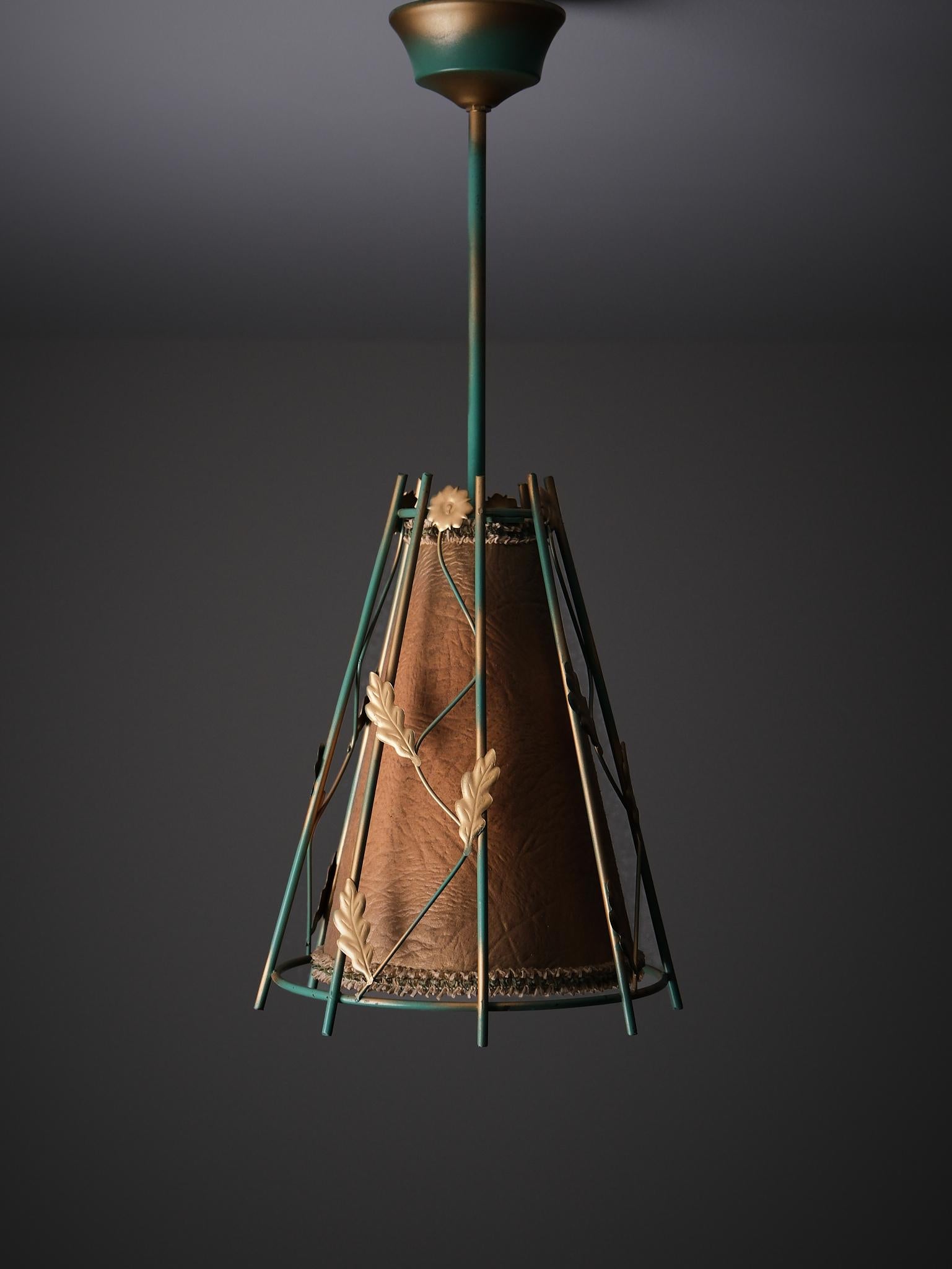 Magnifique pendentif suédois moderne, réalisé par un designer inconnu dans la première moitié du XXe siècle.

Corps en métal laqué vert et or avec décor floral. Ombre de papier parchemin.