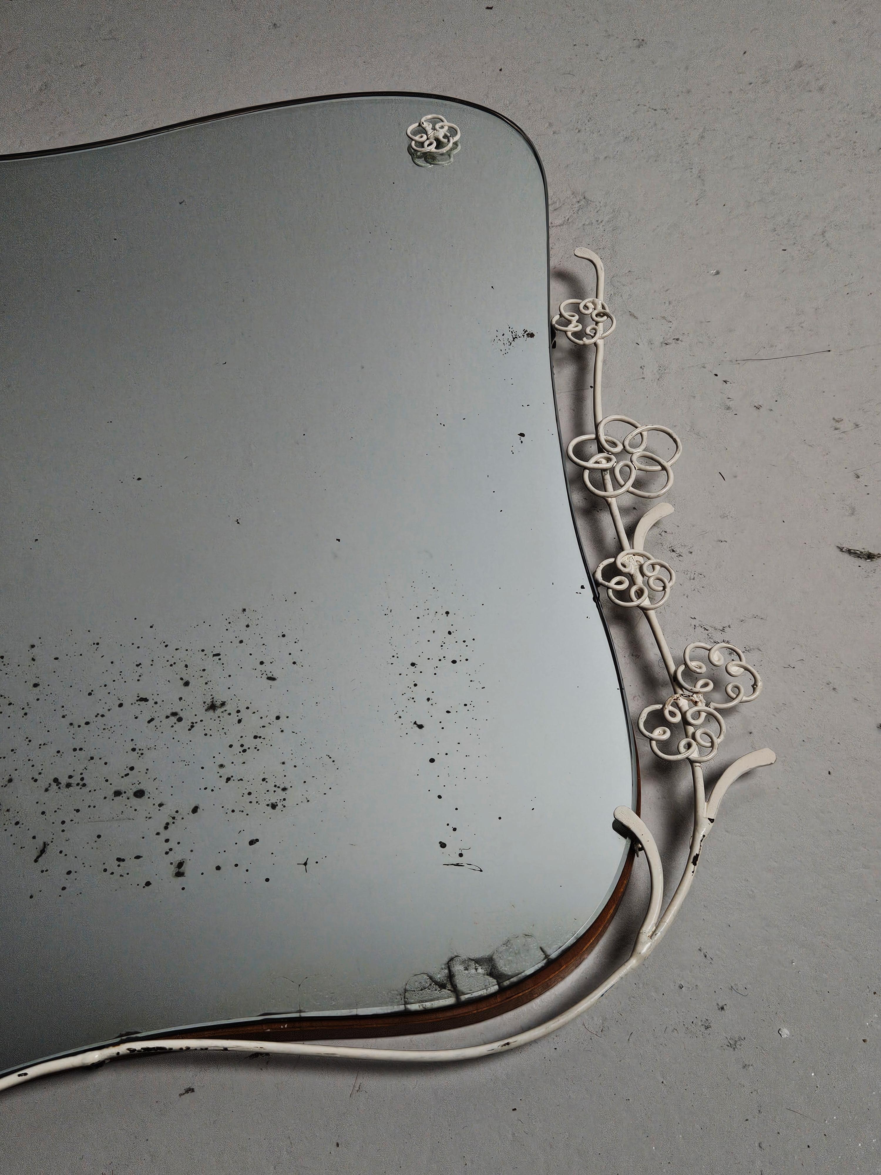 Svedese Specchio da parete di design svedese con decorazioni floreali, anni '30 in vendita