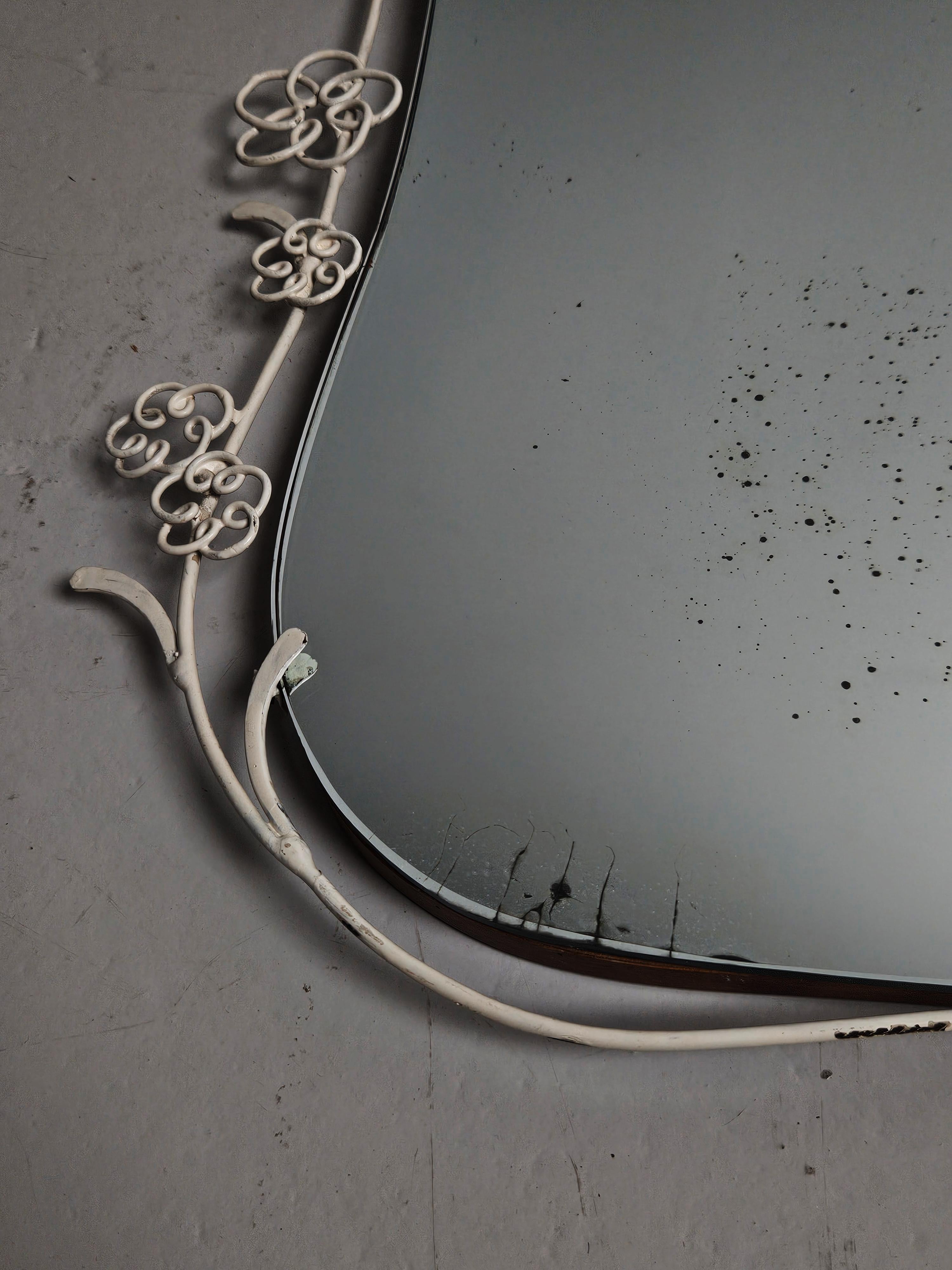 Specchio da parete di design svedese con decorazioni floreali, anni '30 In condizioni discrete in vendita a Eskilstuna, SE