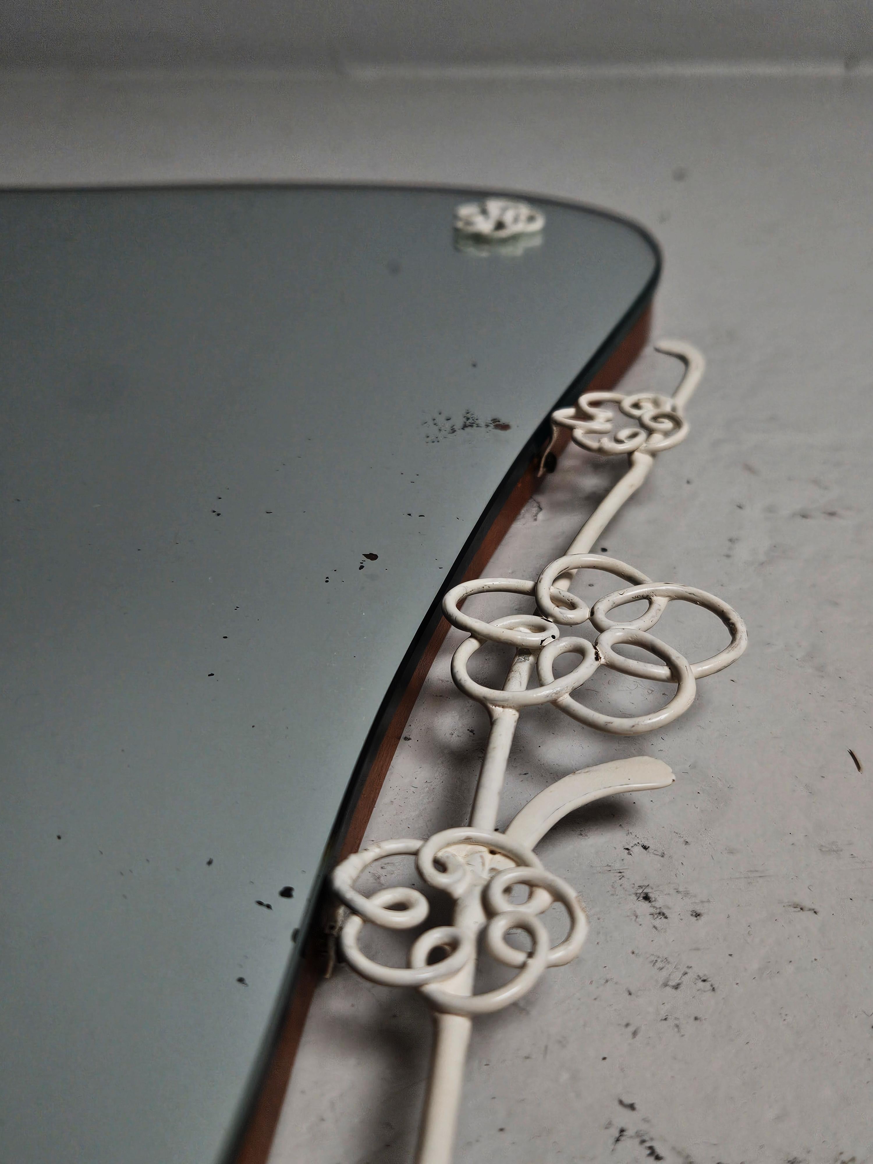 Specchio da parete di design svedese con decorazioni floreali, anni '30 in vendita 1