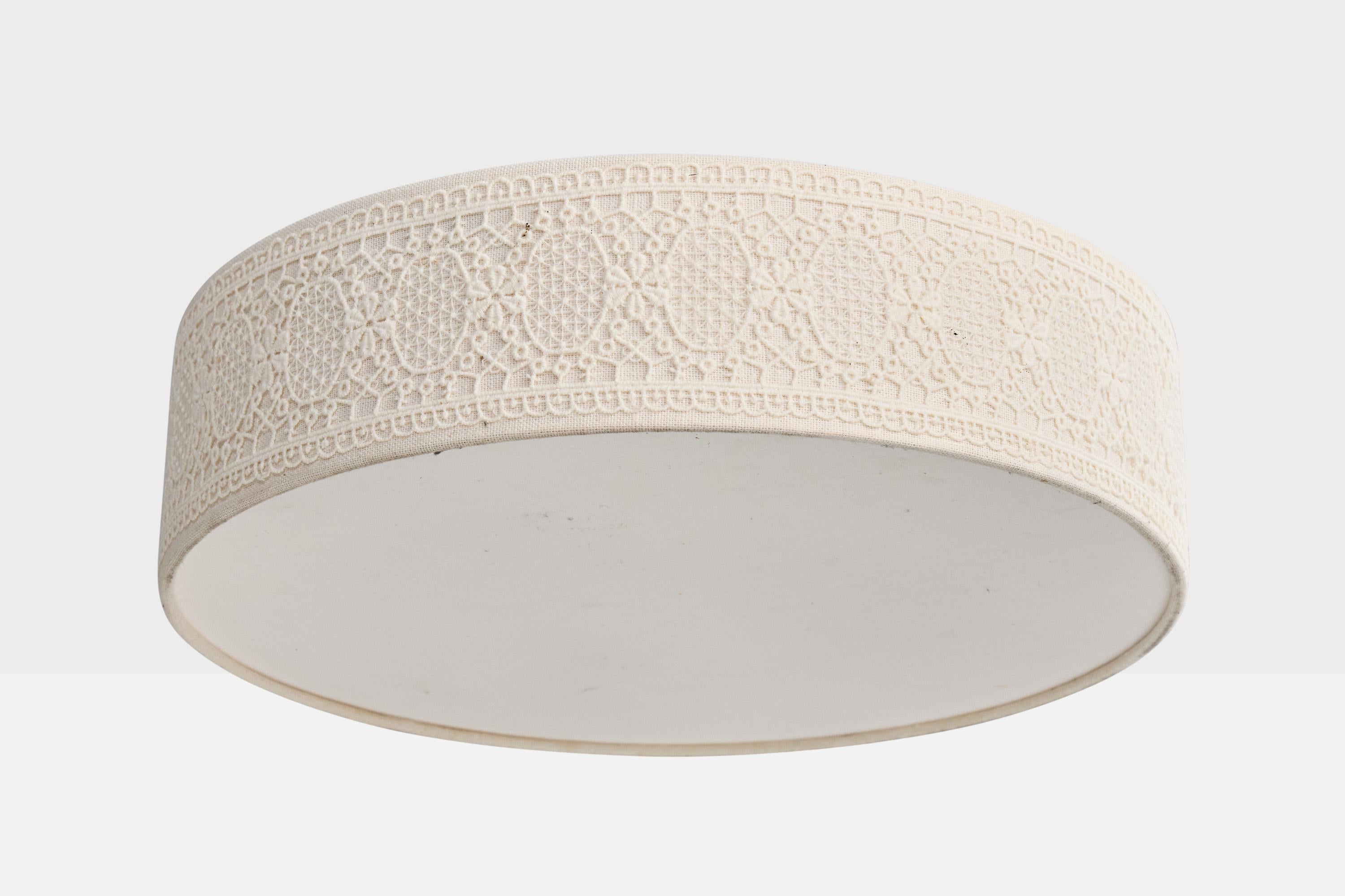 Un tissu de broderie blanc cassé et une monture encastrée en acrylique, conçus et produits en Suède, vers les années 1970.

Dimensions globales (pouces) : 5.5 