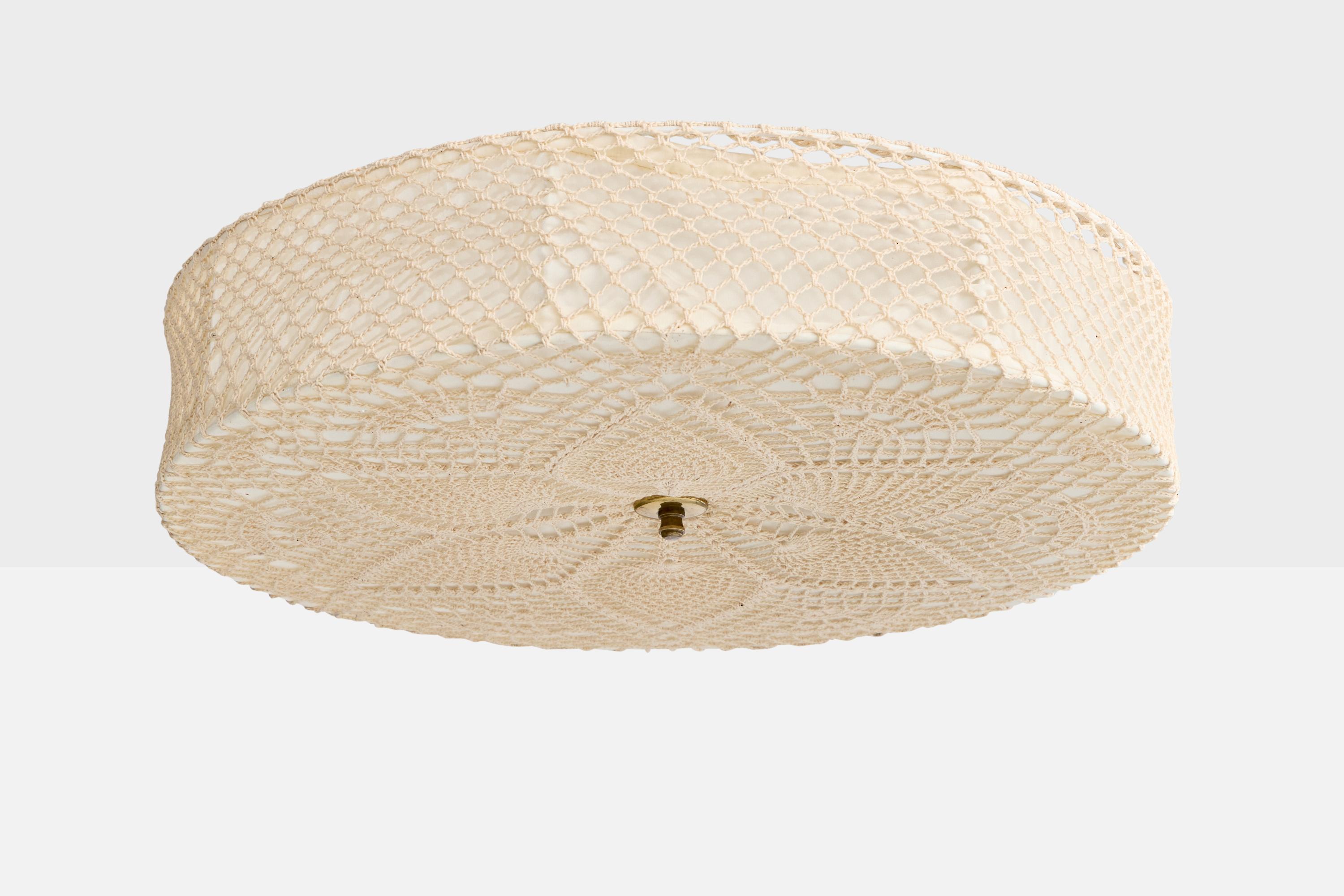 Une monture affleurante en tissu de broderie beige et des soutiens-gorge conçus et produits en Suède, vers les années 1960.

Dimensions globales (pouces) : 4.6 