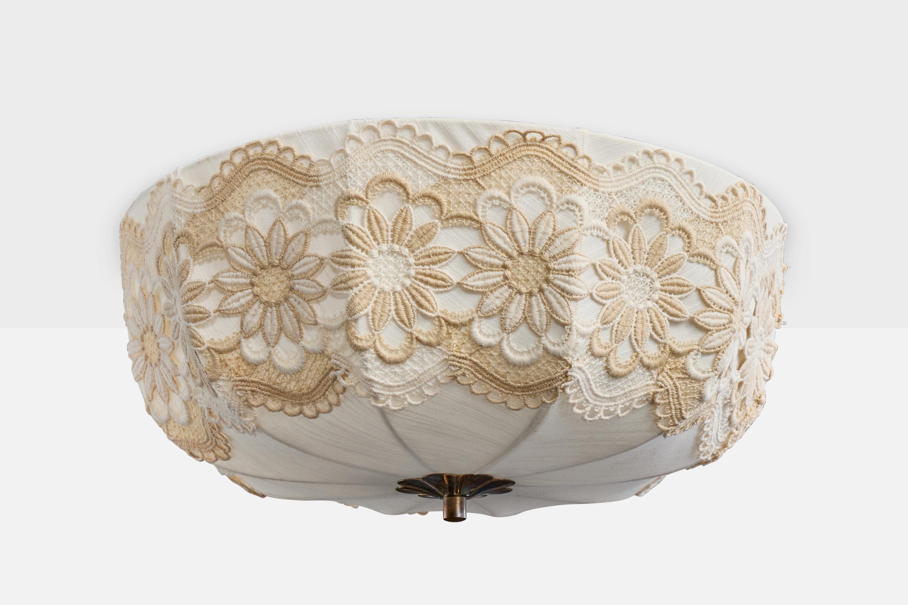 Monture encastrée en tissu brodé blanc beige et en laiton, conçue et produite en Suède, vers les années 1960.

Dimensions globales (pouces) : 8.5