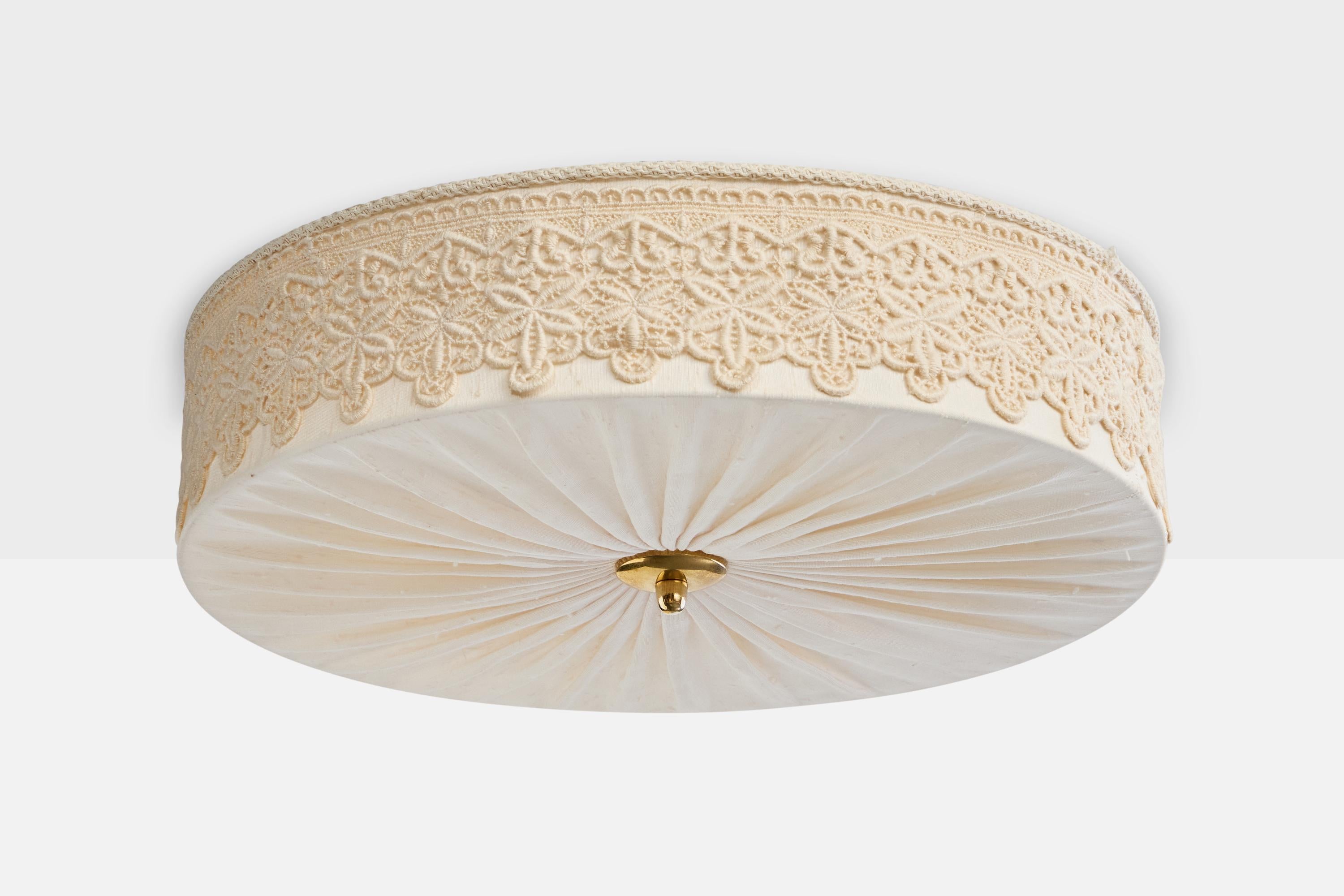 Une monture encastrée en tissu de broderie blanc cassé et en laiton, conçue et produite en Suède, c.C. années 1970.

Dimensions globales (pouces) : 5.75