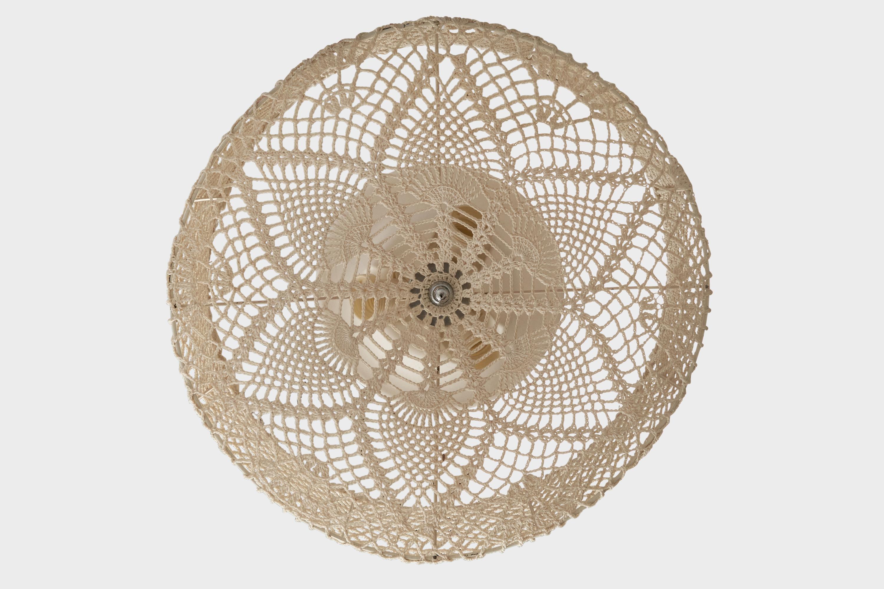 Un bordado de tela y metal empotrado diseñado y fabricado en Suecia, c. 1970.

Dimensiones totales (pulgadas): 16,125
