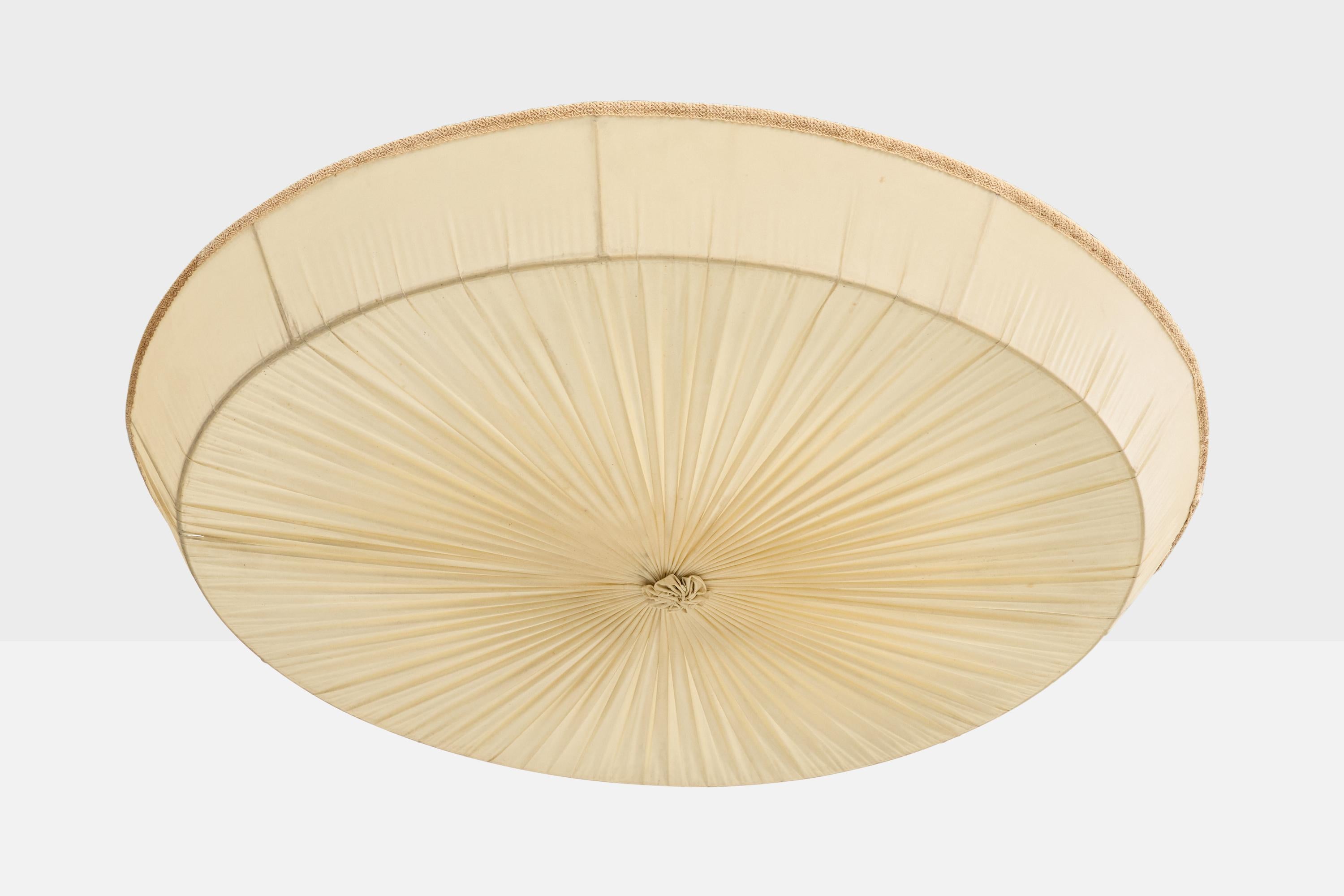 Monture affleurante en tissu beige, conçue et produite en Suède, vers les années 1950.

Dimensions globales (pouces) : 6.0 