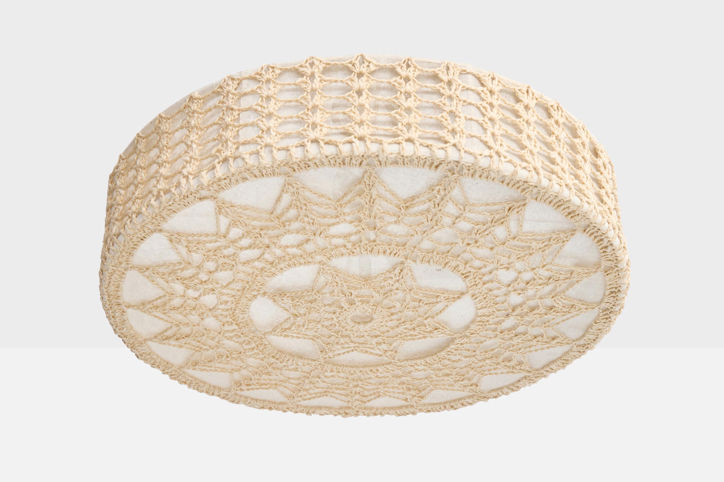 Un affleurant en tissu brodé blanc et beige, conçu et produit en Suède, vers les années 1960.

Dimensions globales (pouces) : 4.5 