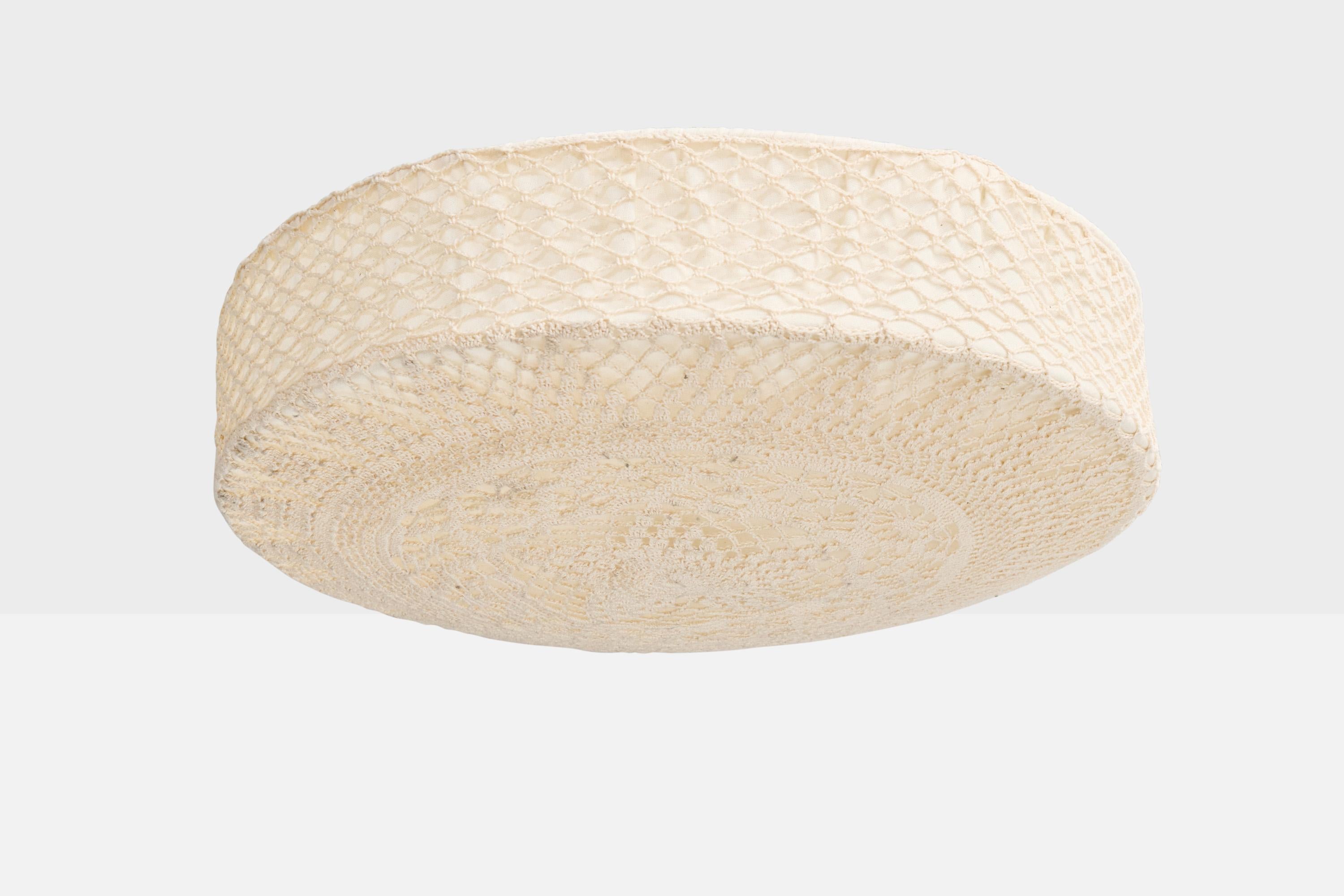Encastrement en tissu brodé beige, conçu et produit en Suède, vers les années 1960.

Dimensions globales (pouces) : 4.25 