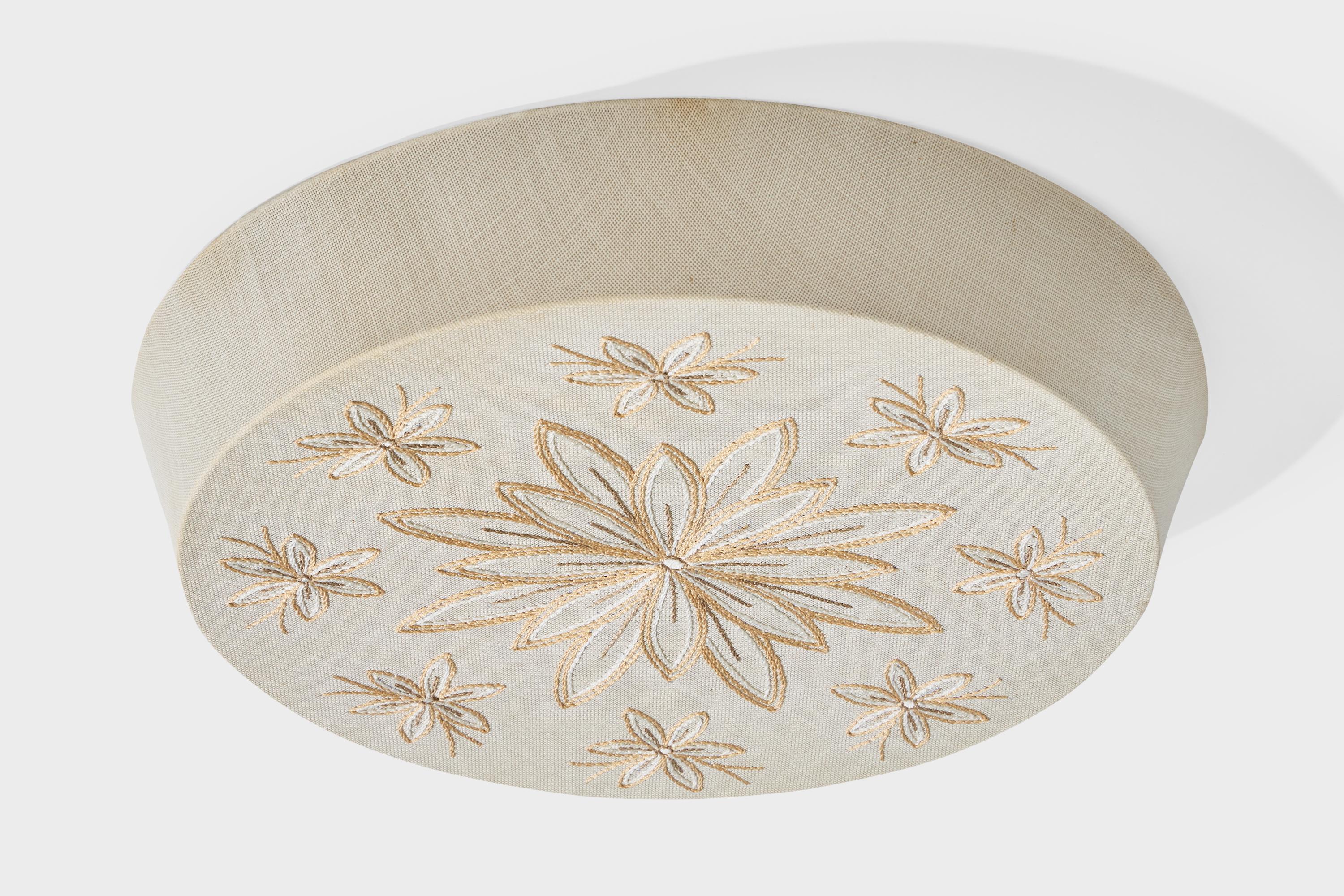 Une monture de chasse d'eau en tissu brodé de fleurs blanc cassé, conçue et produite en Suède, vers les années 1960.

Dimensions globales (pouces) : 4.5 