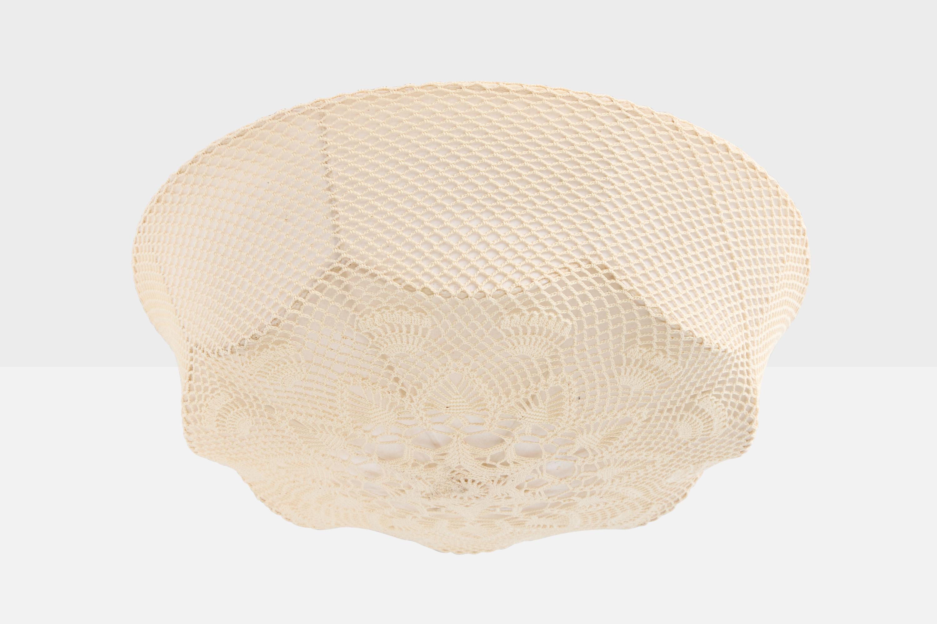 Una montatura da incasso in tessuto ricamato beige progettata e prodotta in Svezia, negli anni '70 circa.

Dimensioni complessive (pollici): 8,25