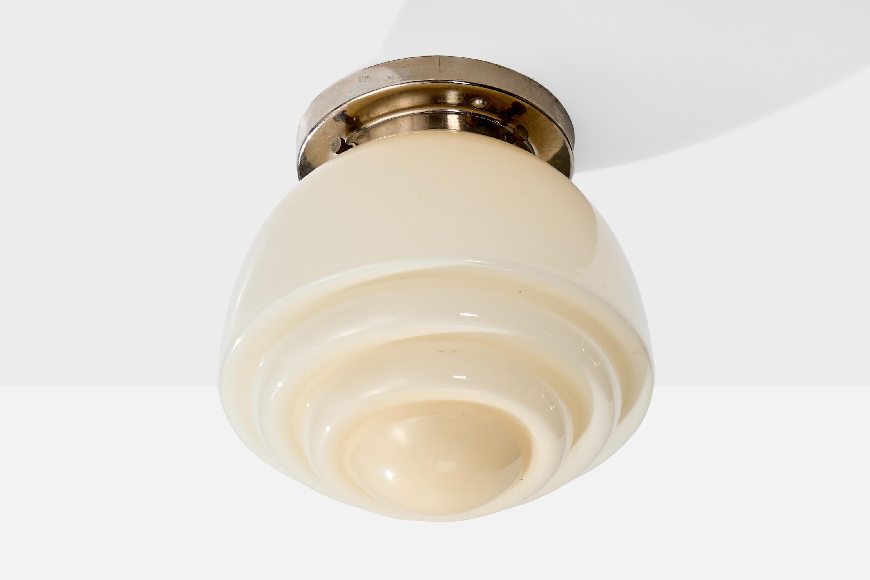 Monture affleurante en verre opalin beige et en chrome, conçue et produite en Suède, vers les années 1930.

Dimensions globales (pouces) : 7.25 