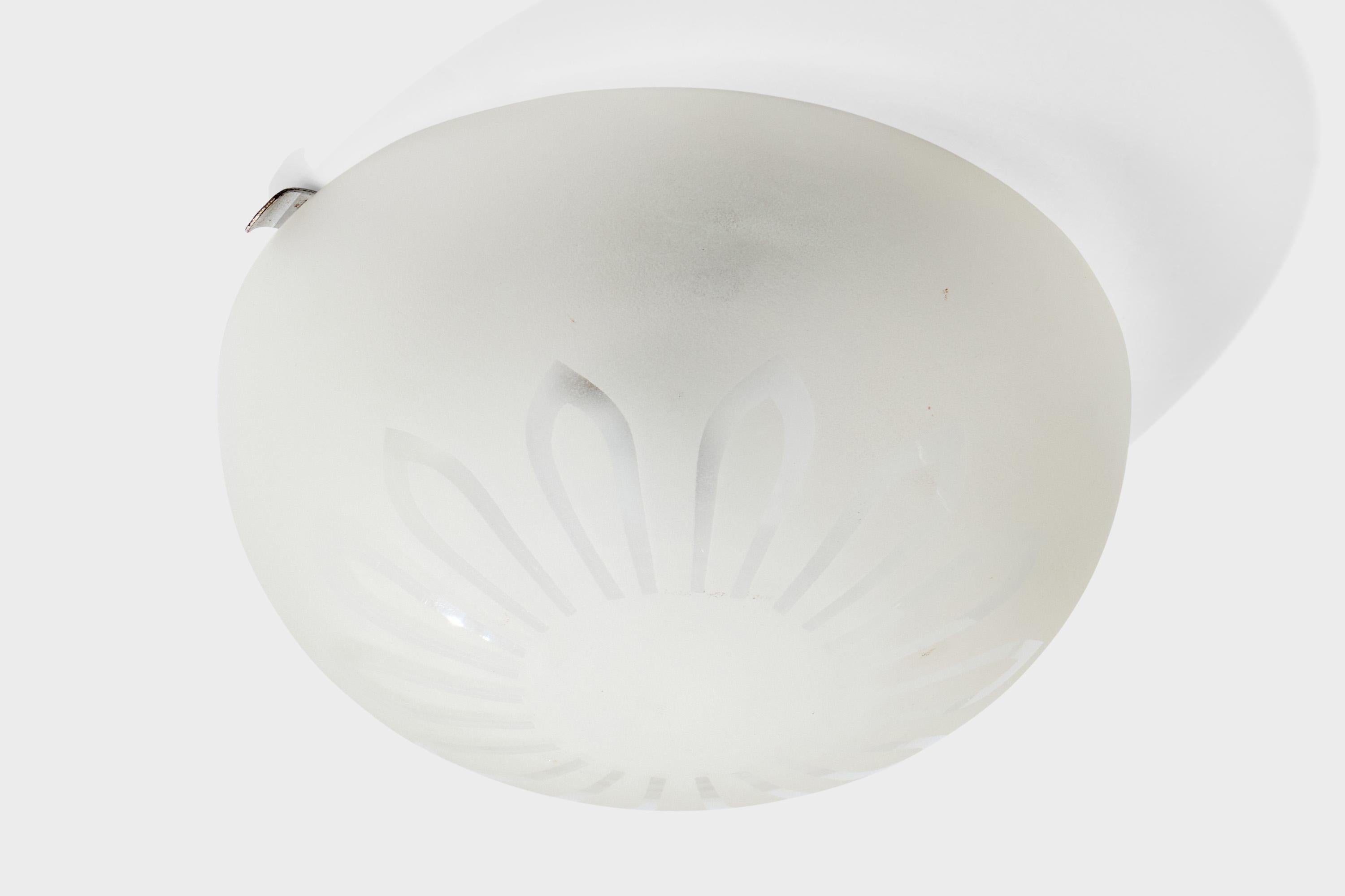 Monture encastrée en verre et en métal conçue et produite en Suède, vers les années 1940.

Dimensions globales (pouces) : 4.0 