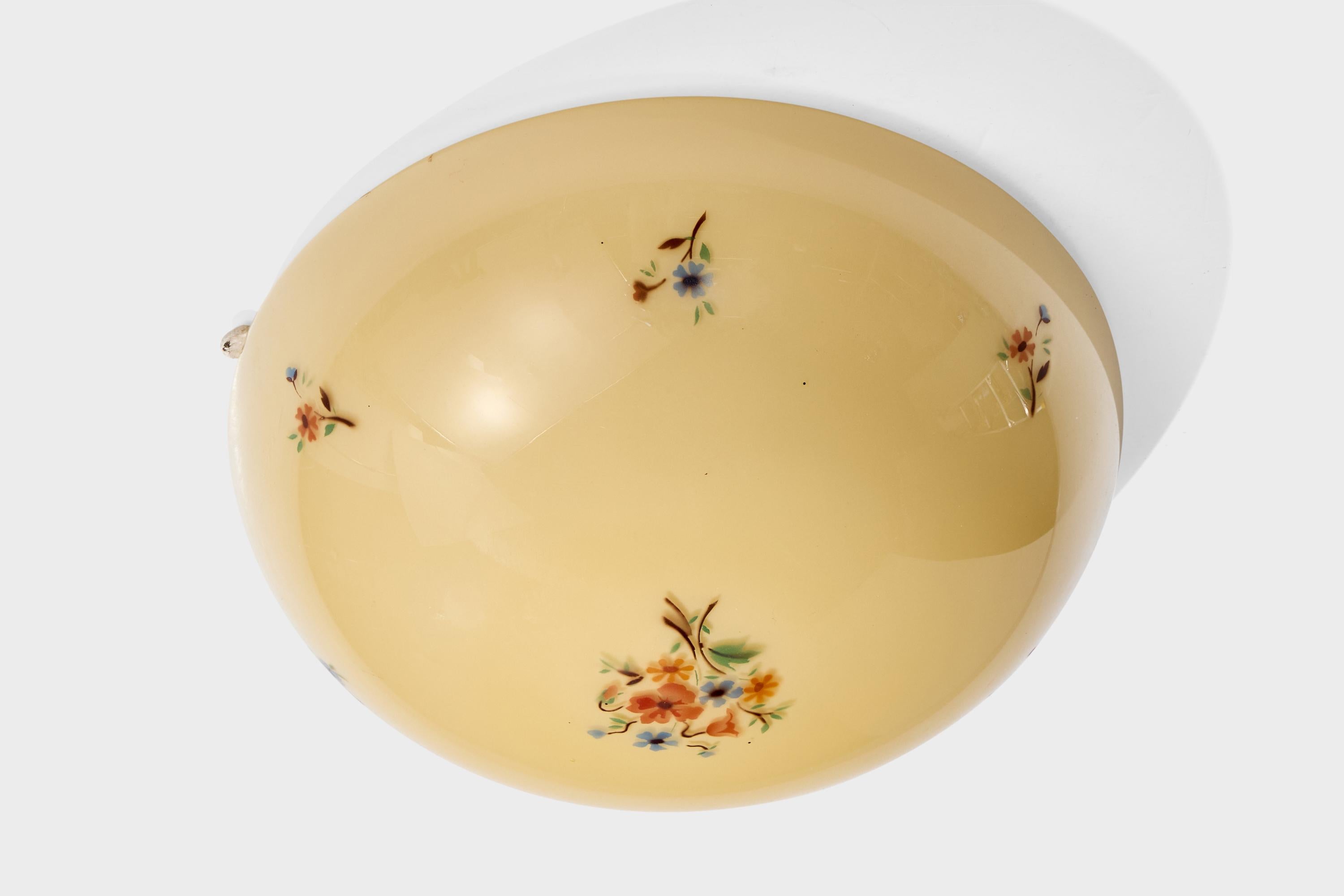 Monture affleurante en verre opalin beige et métal à motifs floraux imprimés, conçue et produite en Suède, vers les années 1940.

Dimensions globales (pouces) : 4.0 