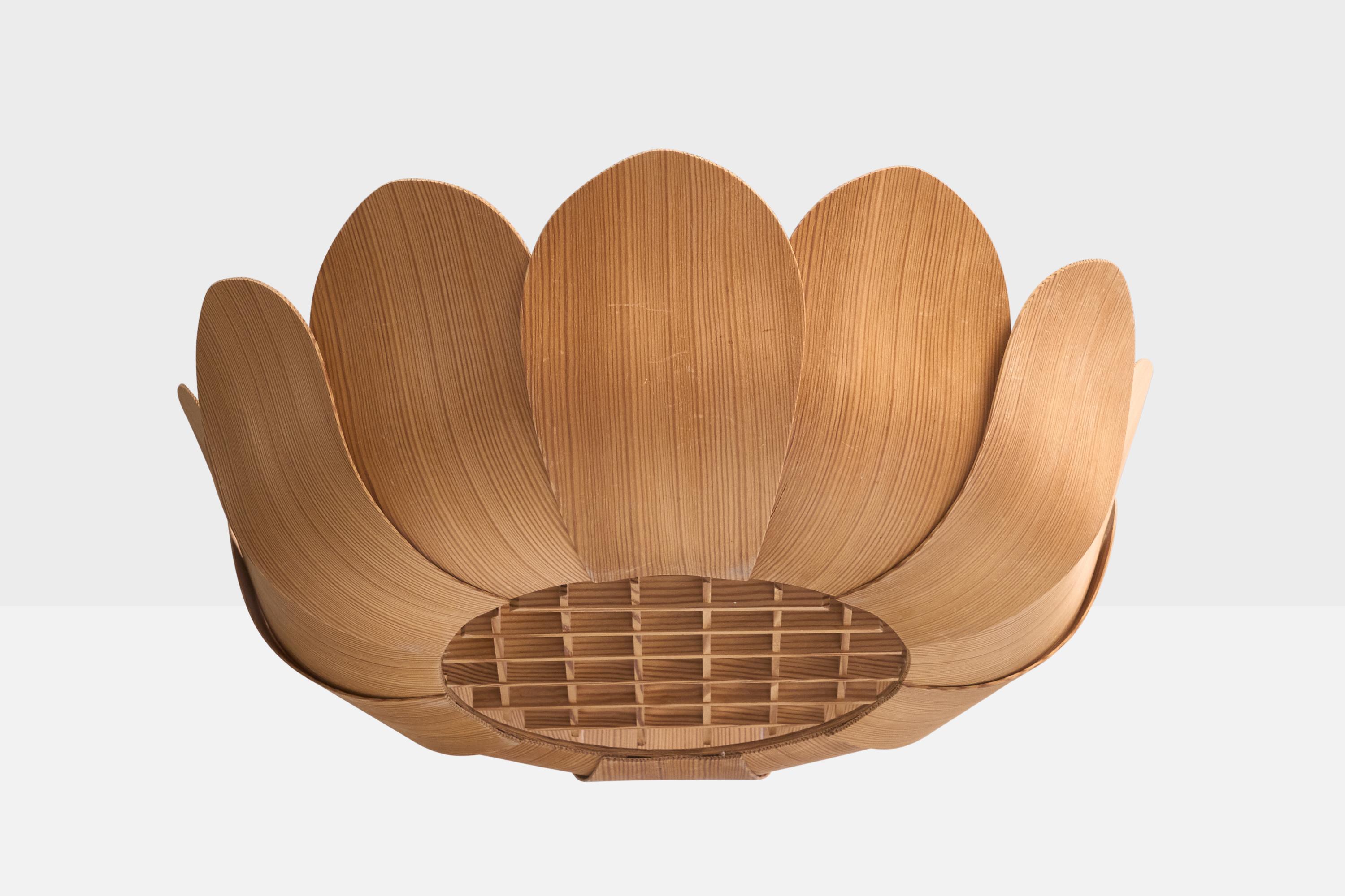 Una montatura da incasso in pino modellato e laccato beige, progettata e prodotta in Svezia, negli anni '70 circa.

Dimensioni complessive (pollici): 6,5