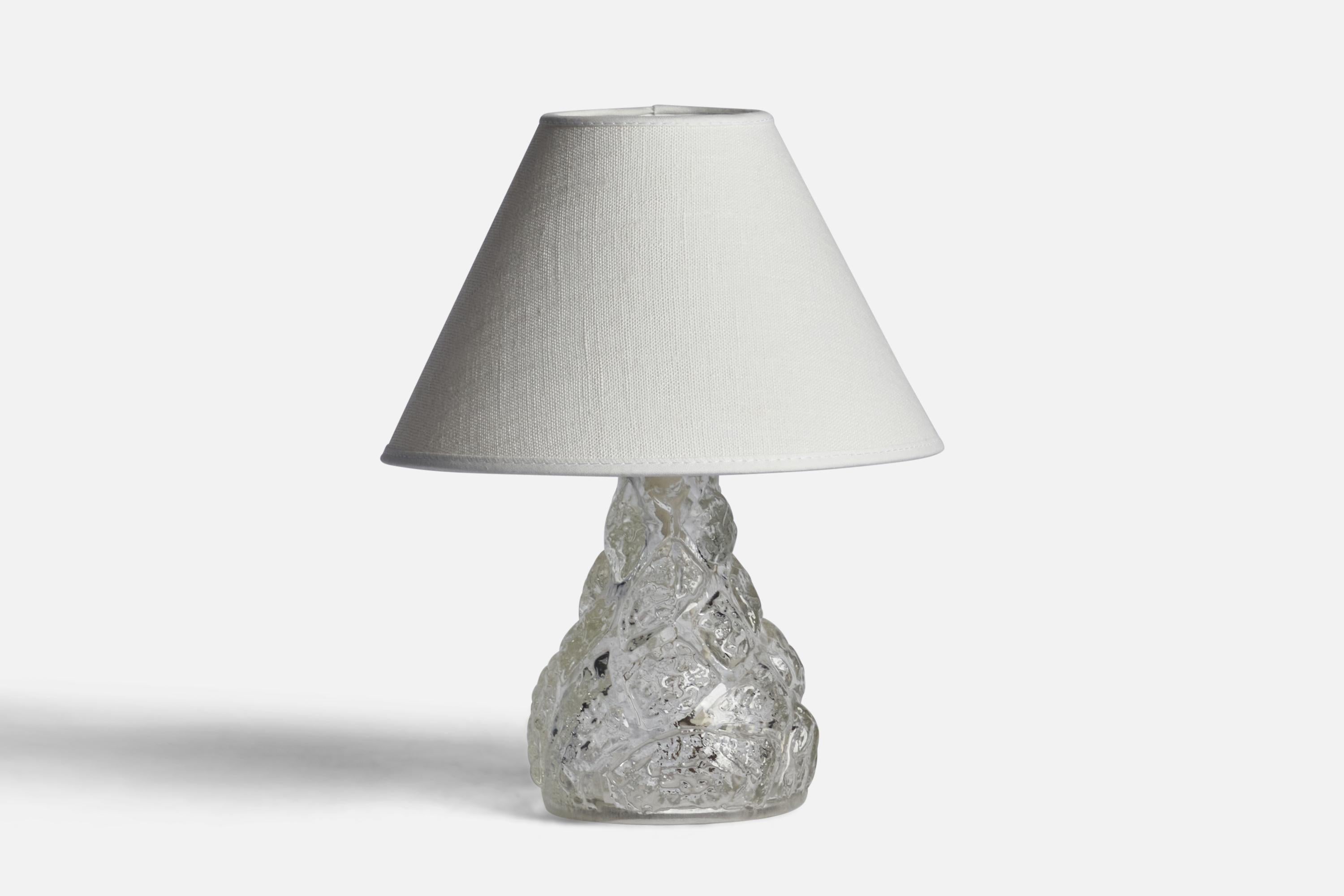 Lampe de table en verre aux formes libres, conçue et produite en Suède dans les années 1940.

Dimensions de la lampe (pouces) : 7.35