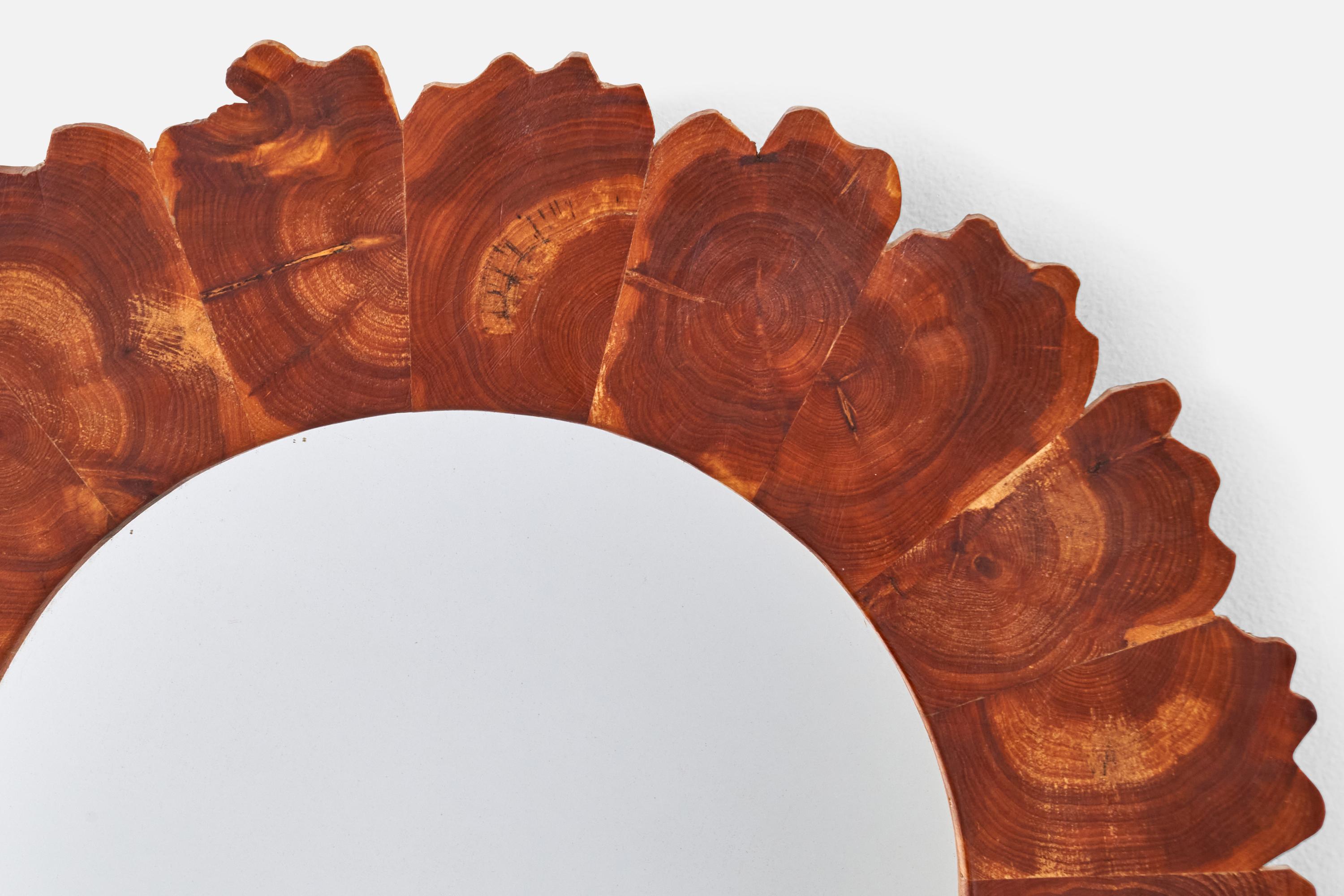 Bois Designer suédois, miroir mural de forme libre, bois de ronce, Suède, années 1960 en vente