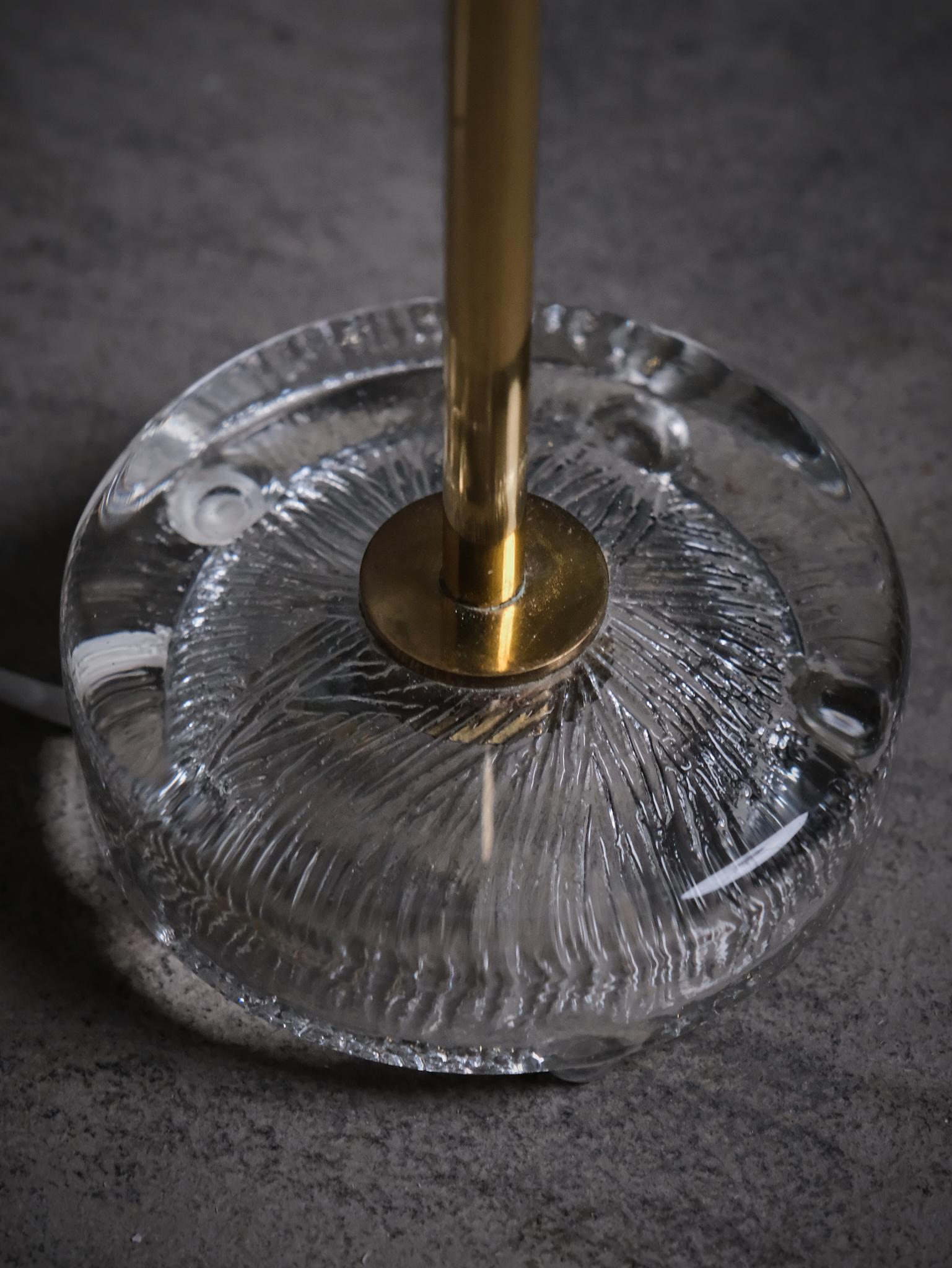 Lámparas de sobremesa de cristal, latón y ratán de diseño sueco de EAE, años 60 en venta 1