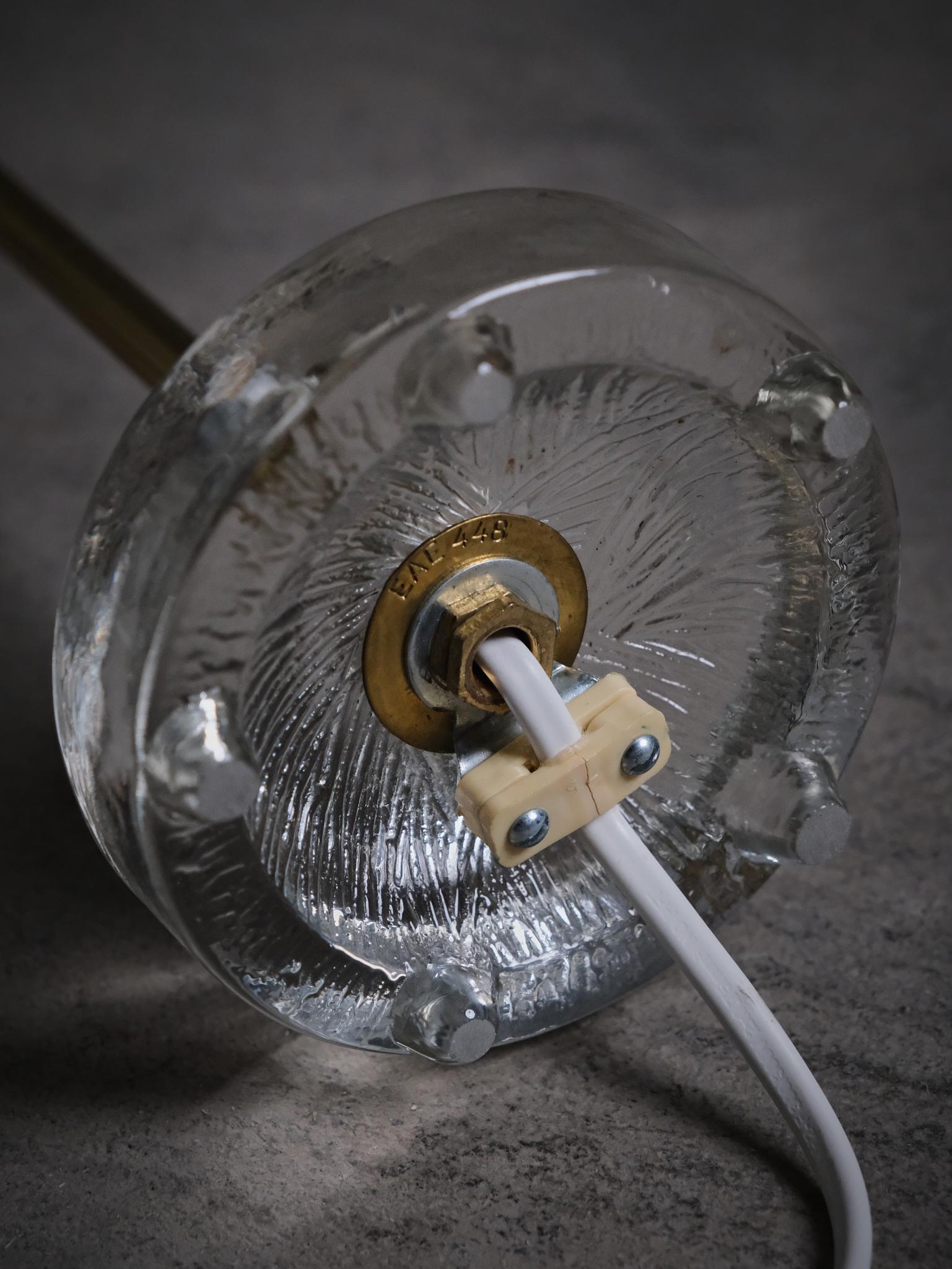 Lámparas de sobremesa de cristal, latón y ratán de diseño sueco de EAE, años 60 en venta 2