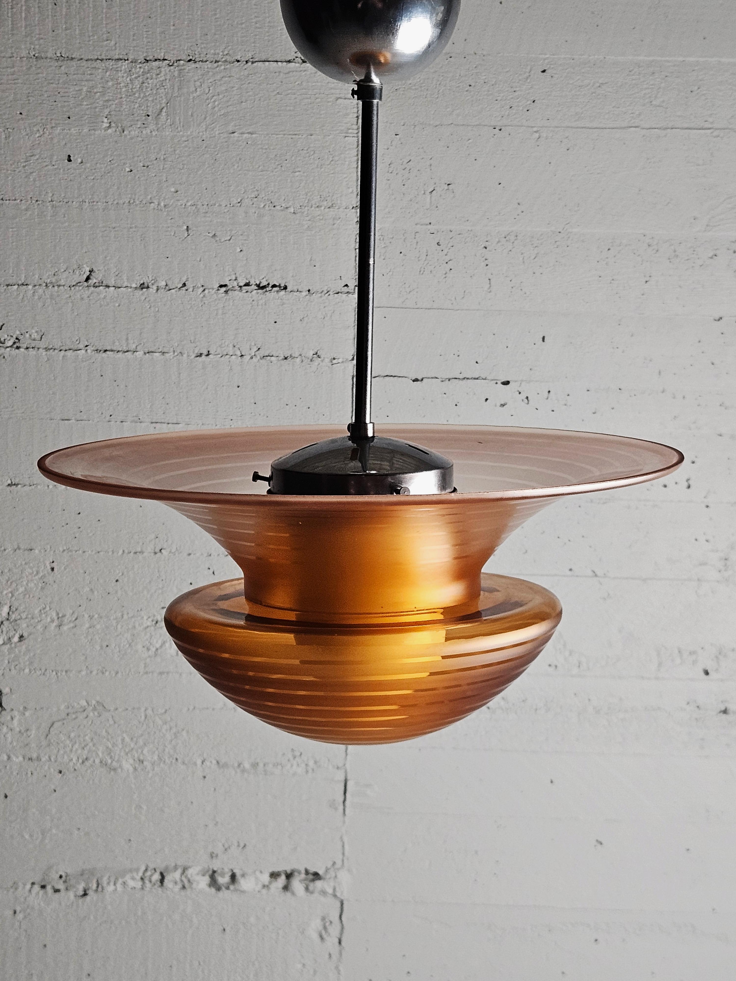 Rara lampada da soffitto realizzata da un designer svedese sconosciuto negli anni '30. 

Bellissimo modello. Vetro smerigliato a righe. 