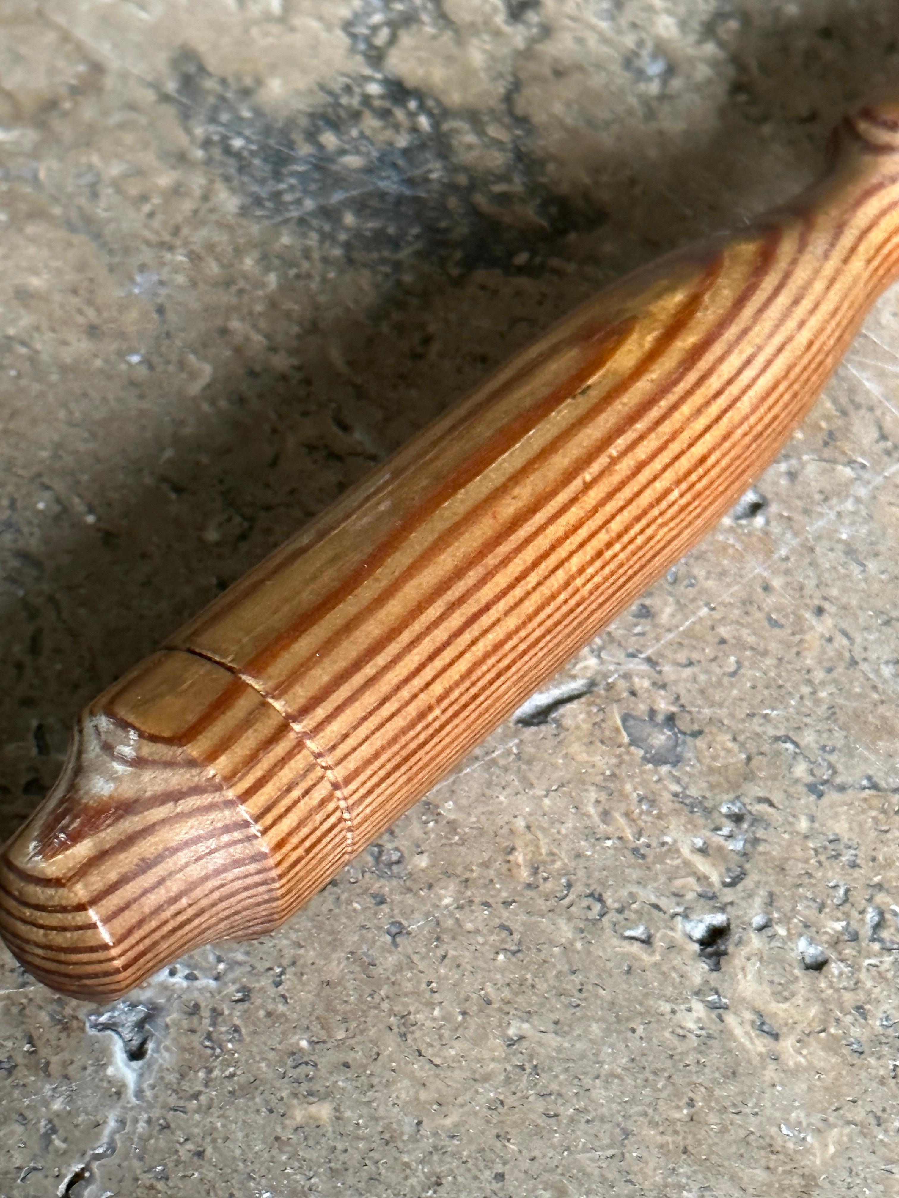 Un piccolo specchio con maniglie in legno di pino, proveniente dalla Svezia e risalente agli anni '70. Grande specchio semplice eseguito in pino. Può essere utilizzato come pezzo funzionale o da esposizione. Si abbinerebbe facilmente ad altri stili