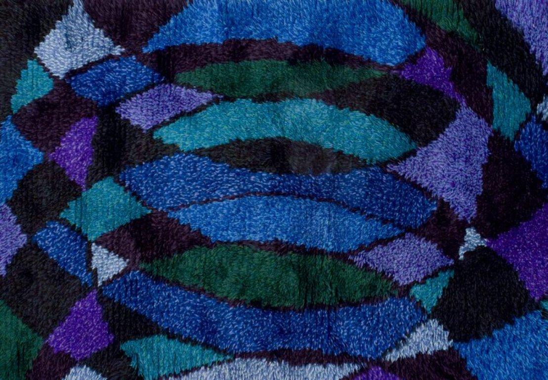 Schwedischer Designer, handgewebter Rya-Teppich.
Geometrisches Muster in blauen, violetten und grünen Farben.
Etwa 1970.
Perfekter Zustand.
Abmessungen: 140 cm x 97 cm.