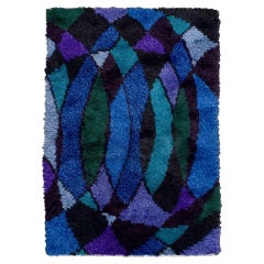 Tapis en rya tissé à la main par un designer suédois. Motif géométrique, vers 1970