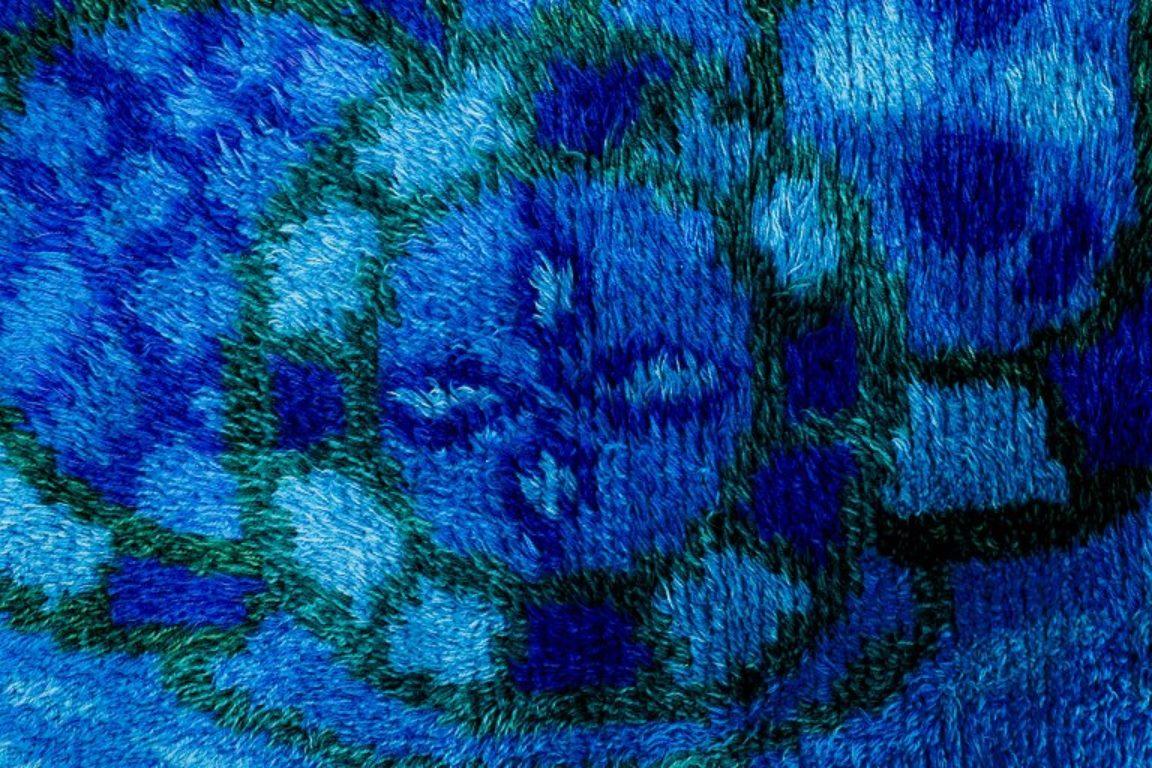 Schwedischer Designer, handgewebter Rya-Teppich.
Geometrisches Muster in blauen, violetten und grünen Farben.
Ungefähr 1970.
Perfekter Zustand.
Abmessungen: 136 cm x 85 cm.