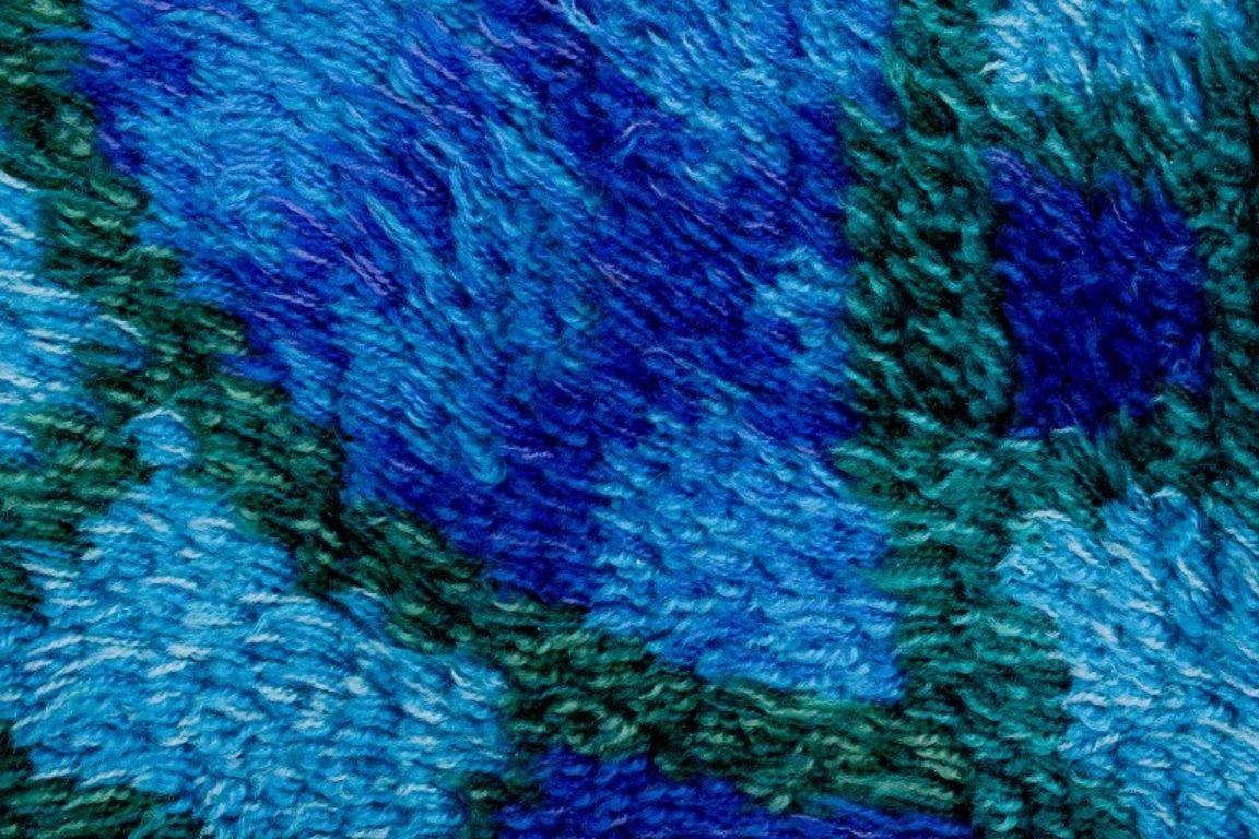 Schwedischer Designer, handgewebter Rya-Teppich in Blau-, Violett- und Grüntönen. (Skandinavische Moderne) im Angebot